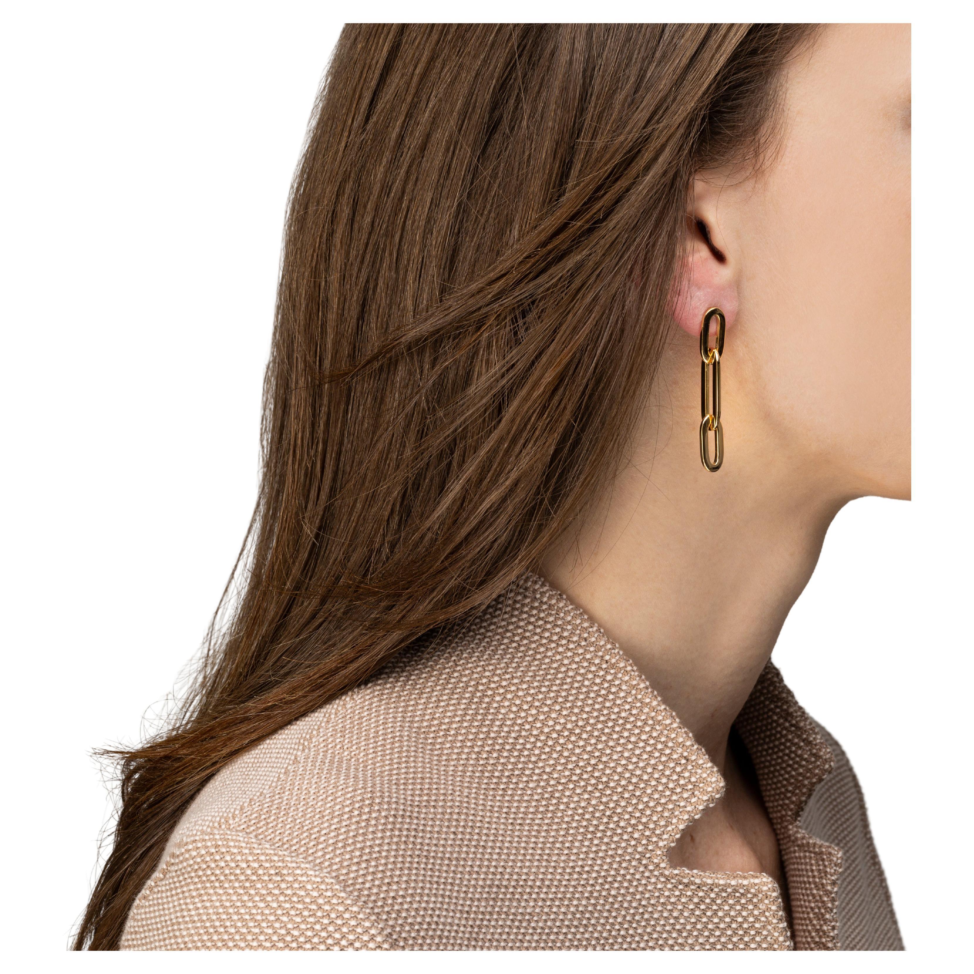 Alex Jona design collection, hand crafted in Italy, 18 karat yellow gold chain dangle earrings.
Dimensions:Lmm48.9/in1.9-Wmm8.5/in0.33.
Alex Jona jewels stand out, not only for their special design and for the excellent quality of the gemstones, but