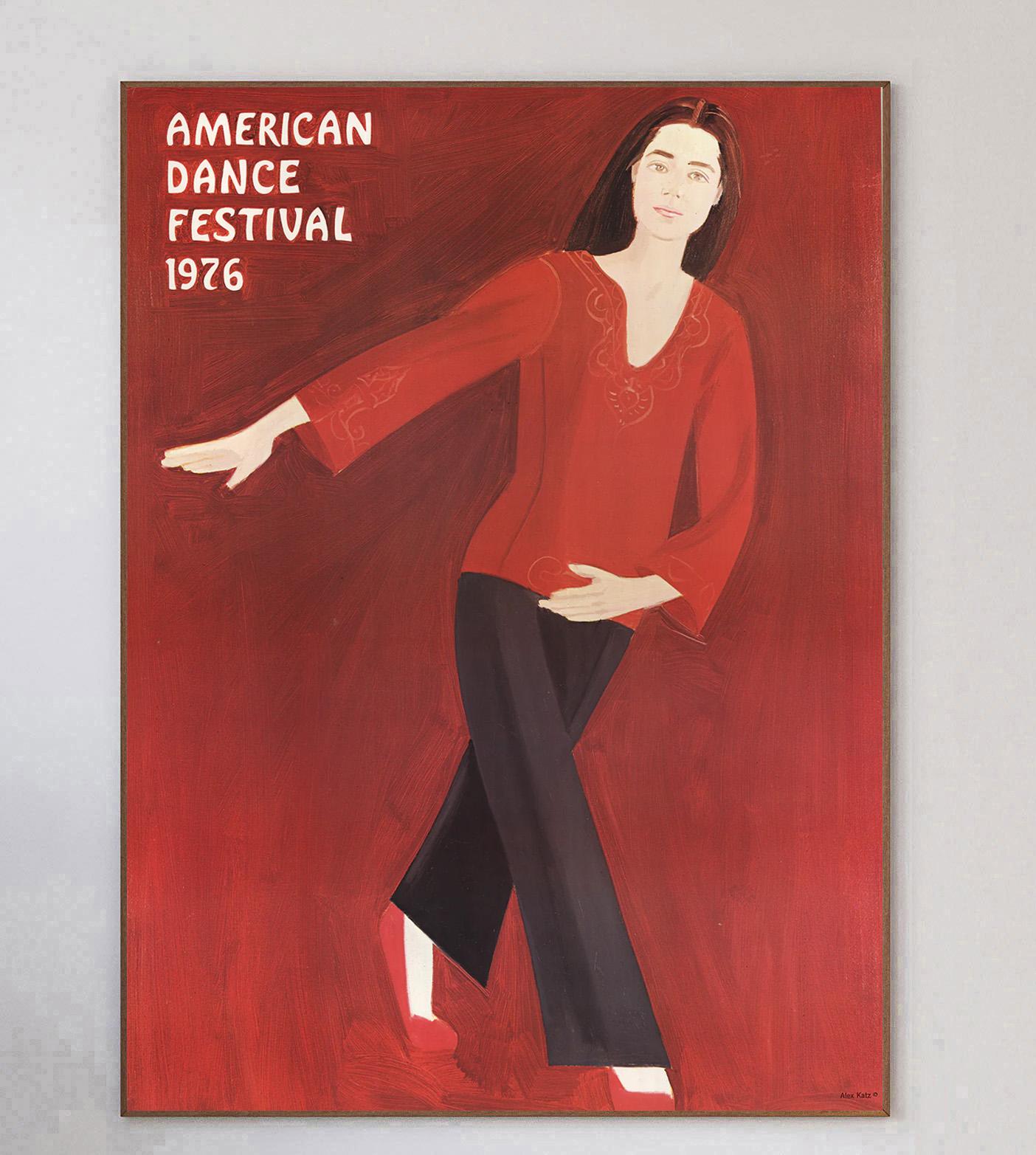 Brillante manifesto che promuove l'American Dance Festival 1976. Con le opere dell'artista figurativo americano Alex Katz, questo pezzo caldo e meraviglioso cattura l'energia cinetica e il movimento della figura danzante con un colore intenso e la
