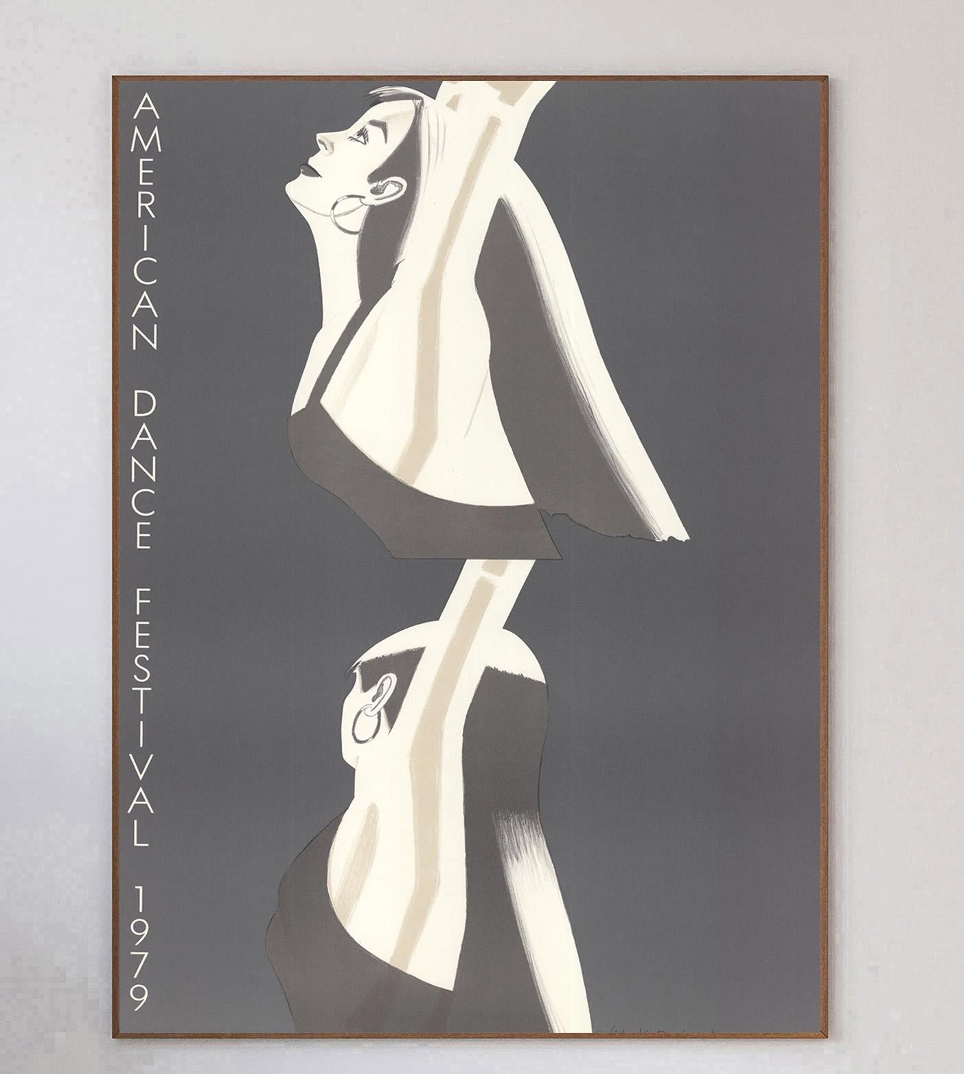 Brillante affiche promouvant le Festival de danse américain de 1979. Avec des œuvres de l'artiste figuratif américain Alex Katz, cette brillante pièce monochrome capture l'énergie cinétique et le mouvement de la figure dansante avec une simplicité