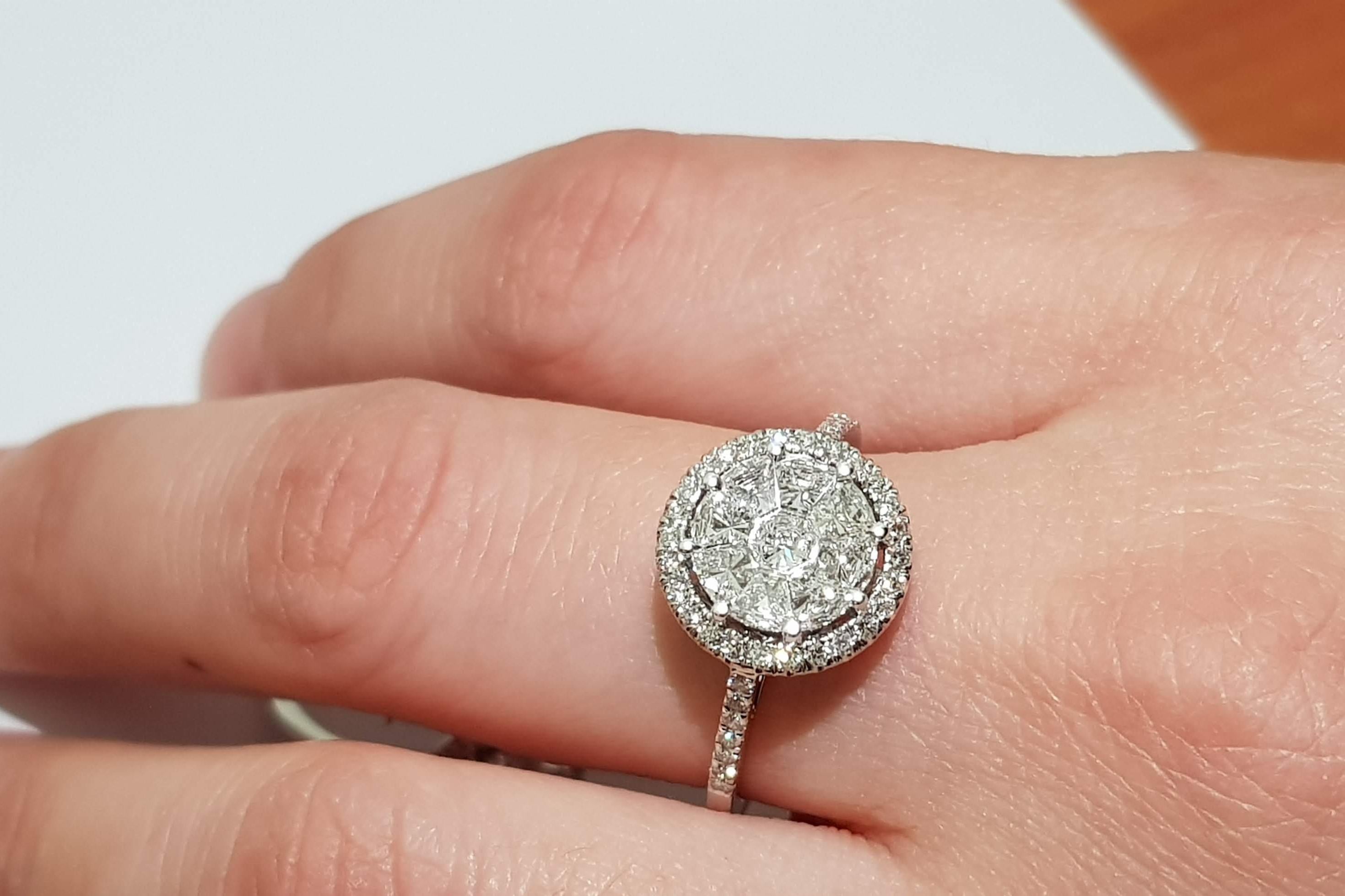 En vente :  Alex Kou, bague à monture invisible de forme ronde sertie de diamants taille 9 pièces de 0,7 carat 3
