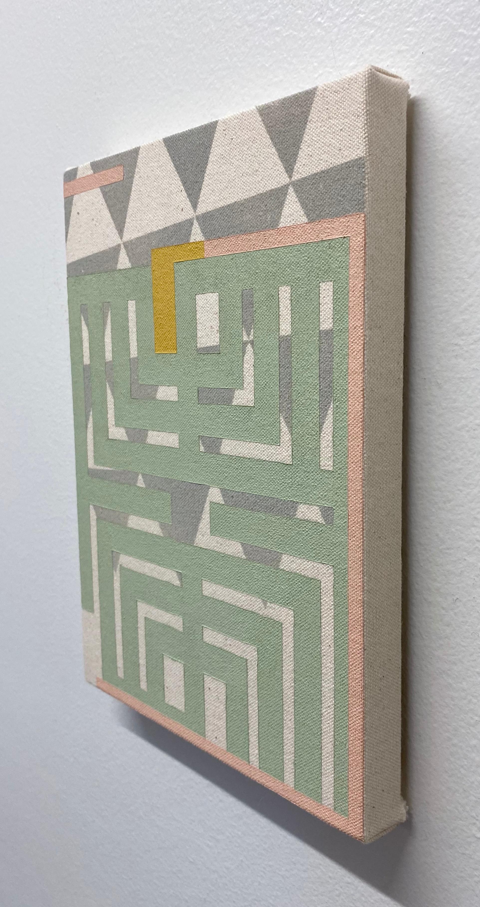 Dieses Gemälde von Alex McClurg besteht aus einer Untermalung von grauen gleichseitigen Dreiecken mit einem Labyrinth aus mintgrünen Linien, die das geometrische Muster überlagern. Die Hinzufügung eines goldgelben Quadrats und zweier rosafarbener