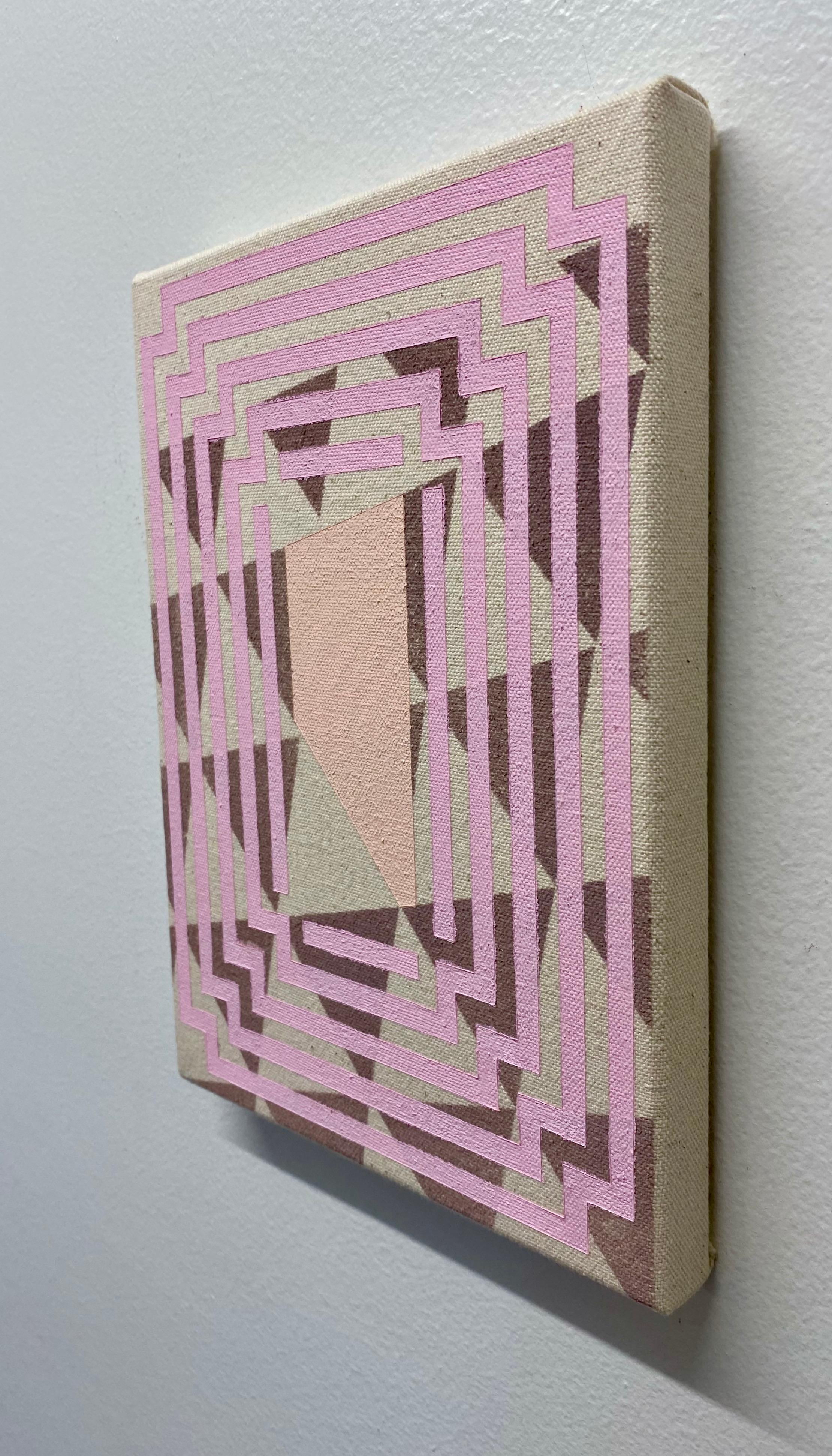 Questo dipinto di Alex McClurg raffigura una sottopittura di triangoli equilateri grigio-violacei con linee rosa dai contorni decisi che si irradiano dal centro della sottopittura. Un trapezio color salmone chiaro si trova al centro delle linee