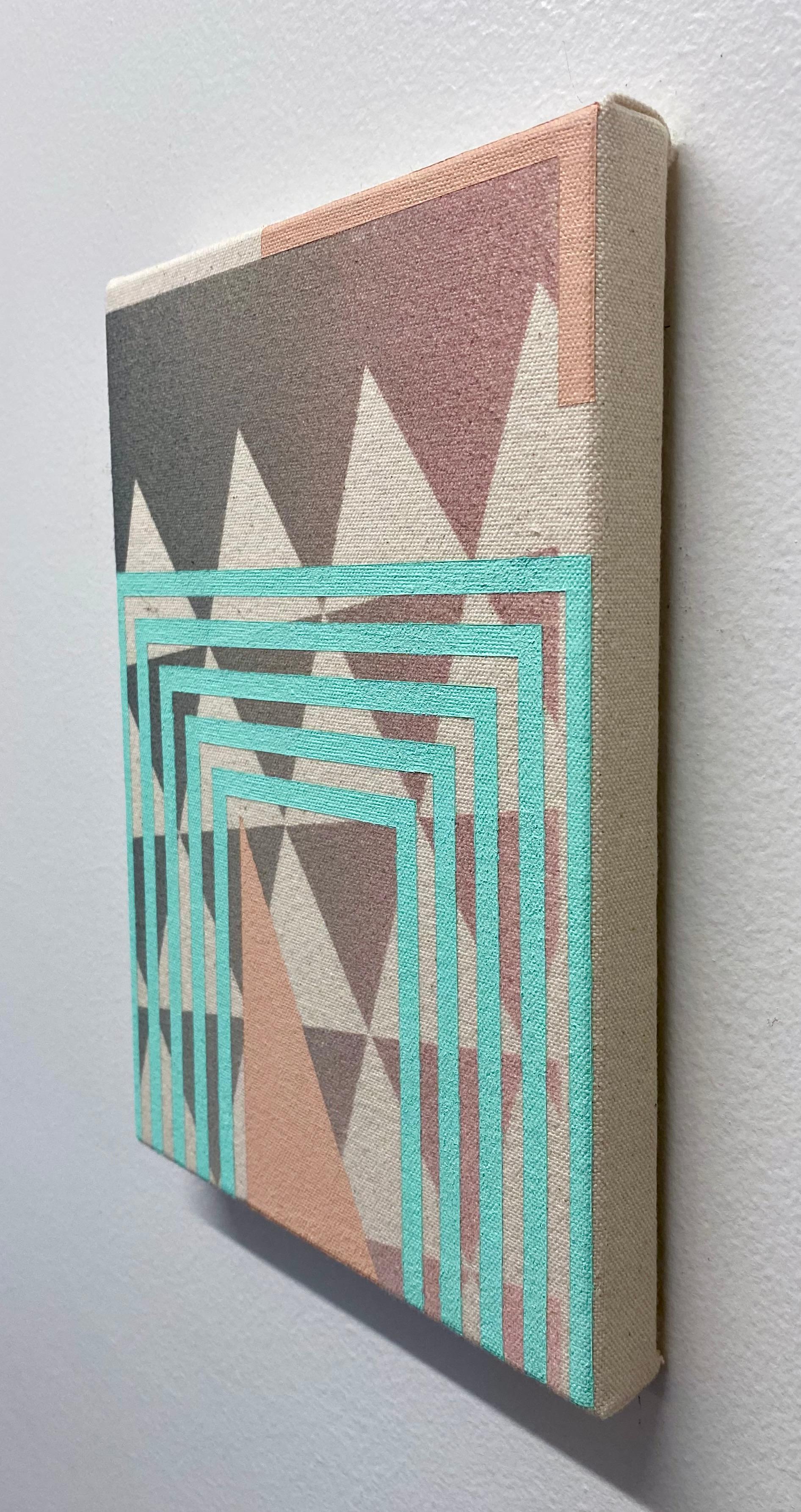 Dieses Gemälde von Alex McClurg zeigt eine Untermalung aus dunkelgrauen gleichseitigen Dreiecken mit hartkantigen hellblauen Linien, die am unteren Bildrand eine mehrschichtige, auf dem Kopf stehende U-Form bilden. Ein helles lachsfarbenes Dreieck