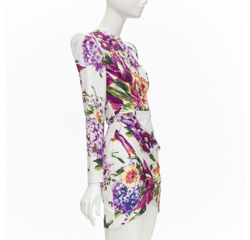 Beige ALEX PERRY Anais blanc violet imprimé floral robe portefeuille ouverte dans le dos UK6 XS en vente