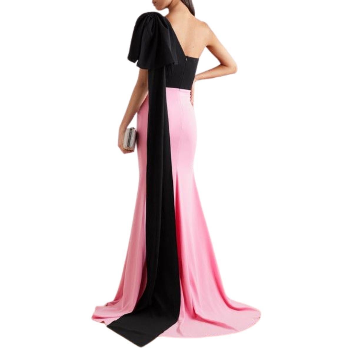 Let all be witness to your elegance with this ravishing two-toned gown that features the splendid combination of bold shades, with Asymmetric neckline, figure-defining silhouette, sleeveless and a magnificent bow sash embellishment that goes from