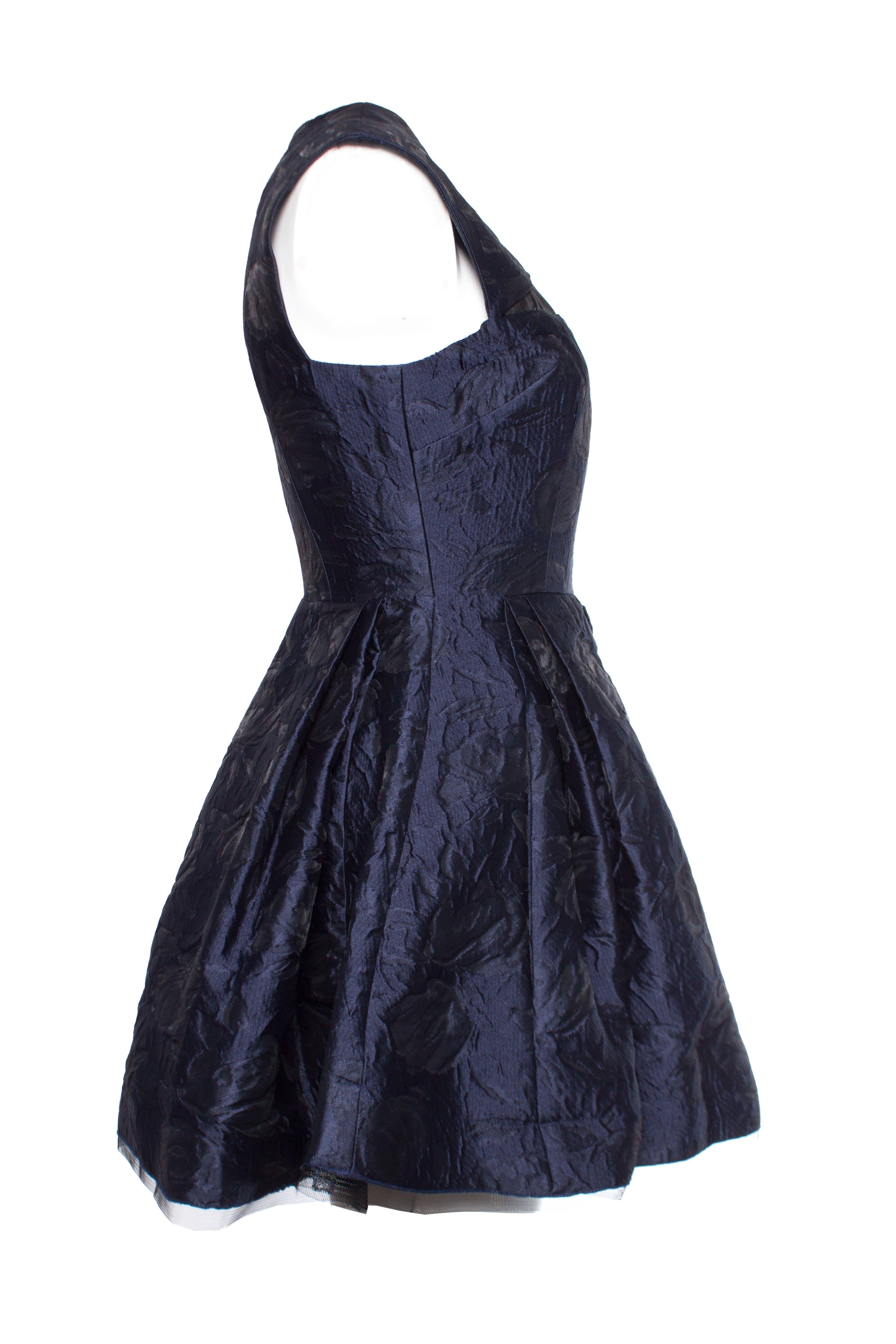 Alex Perry, minivestido de brocado floral Dexter. Negro en venta