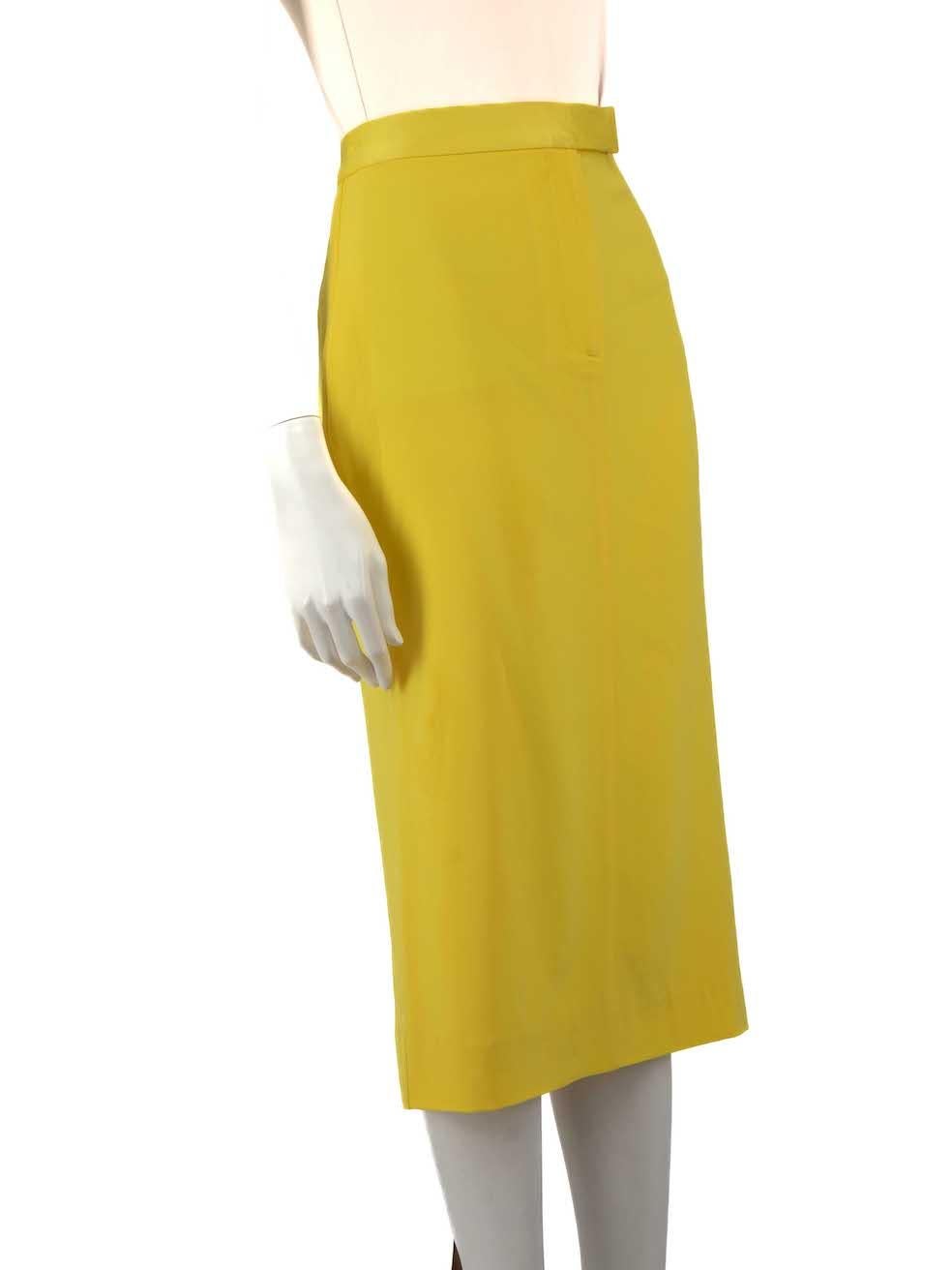 L'ÉTAT est bon. La blouse est légèrement usée. Légères décolorations sur le haut du devant, le devant gauche, le devant droit, le bas du devant gauche, l'ourlet du devant, la taille de l'arrière droit, l'arrière gauche, le bas de l'arrière et