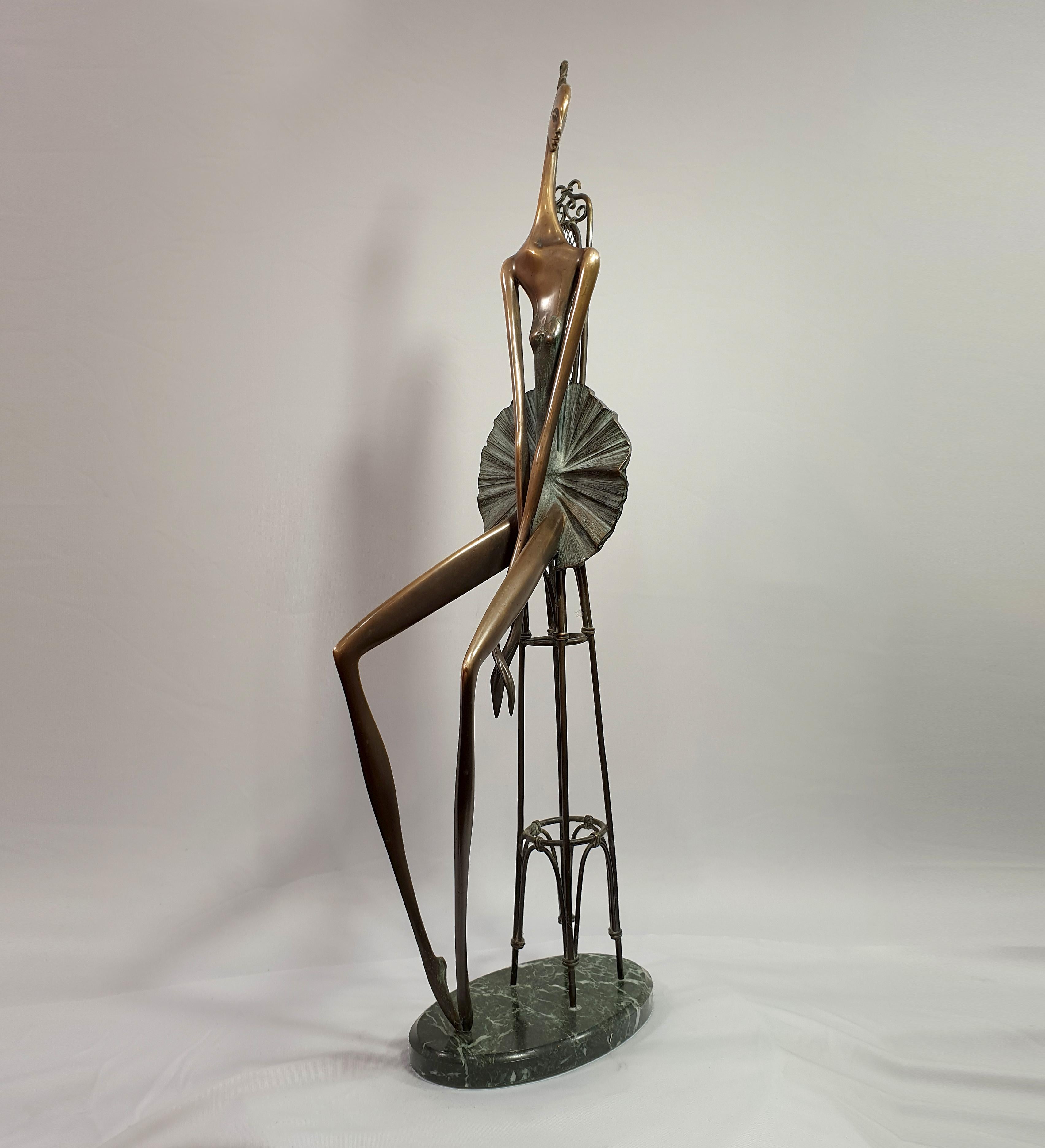 Ballerina auf einem Barockstuhl – Sculpture von Alex Radionov