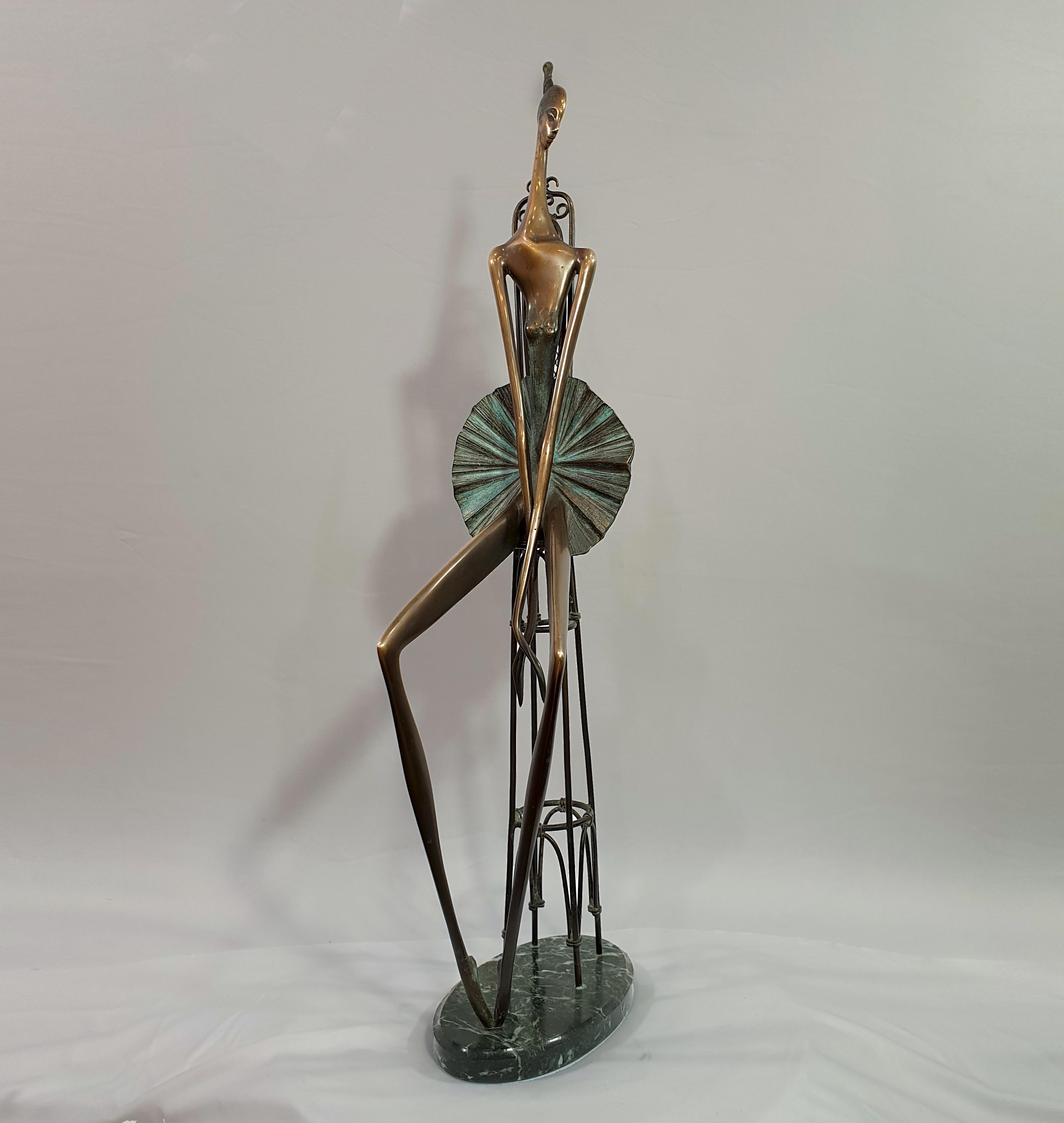 Alex Radionov Figurative Sculpture – Ballerina auf einem Barockstuhl