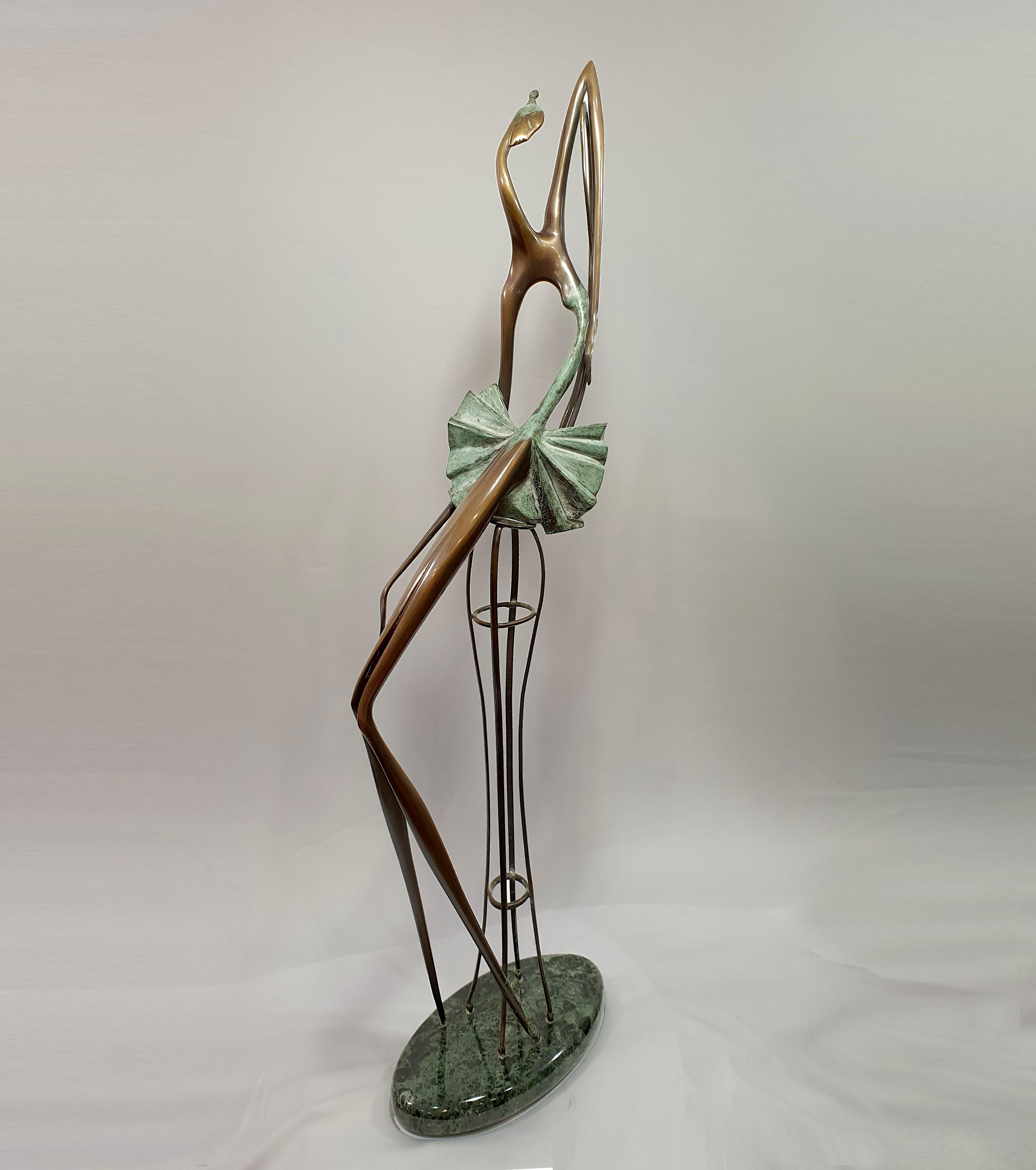 Alex Radionov Abstract Sculpture – Ballerina auf einem Stuhl