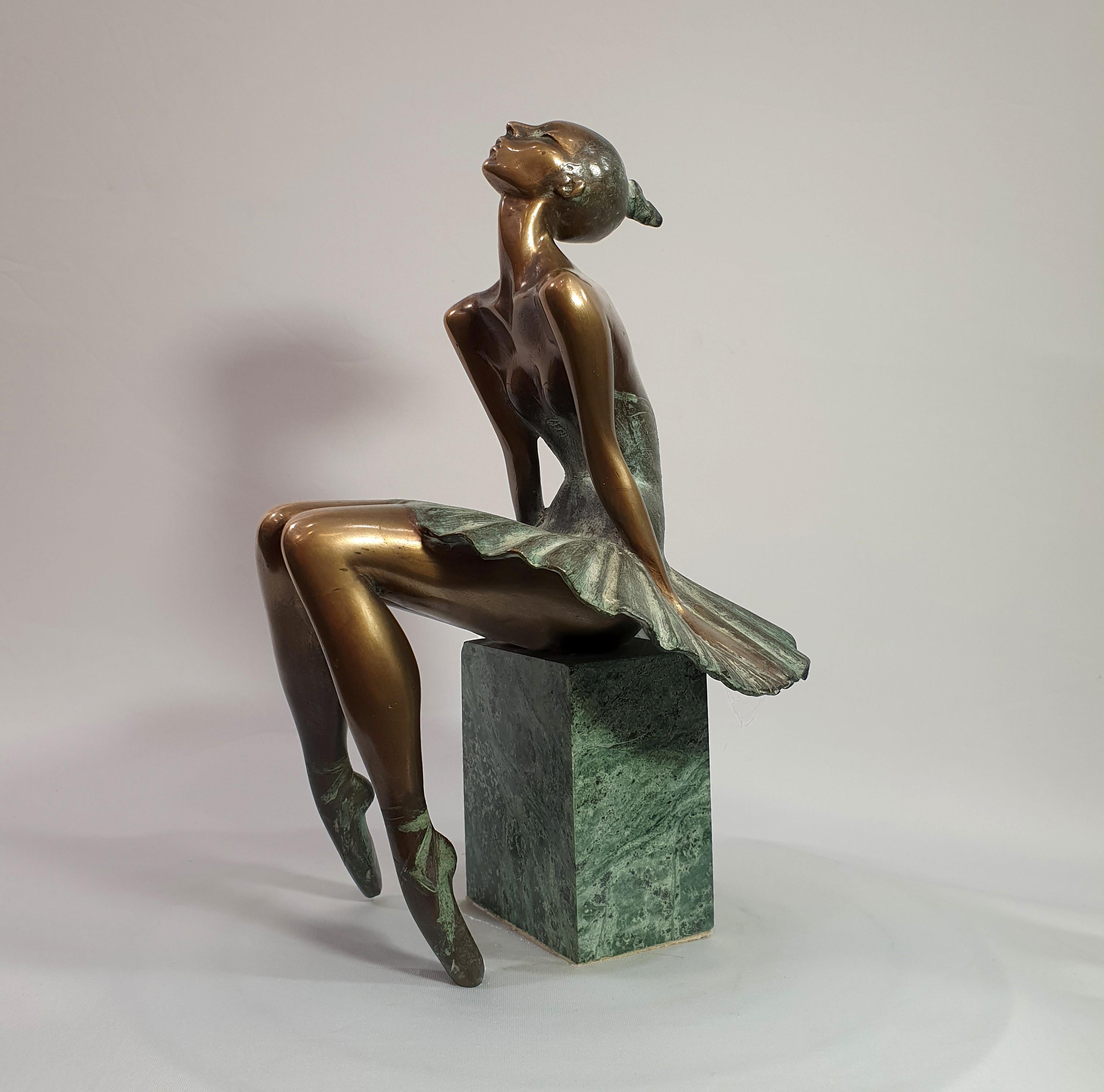 Ballerina auf einem Würfel – Sculpture von Alex Radionov