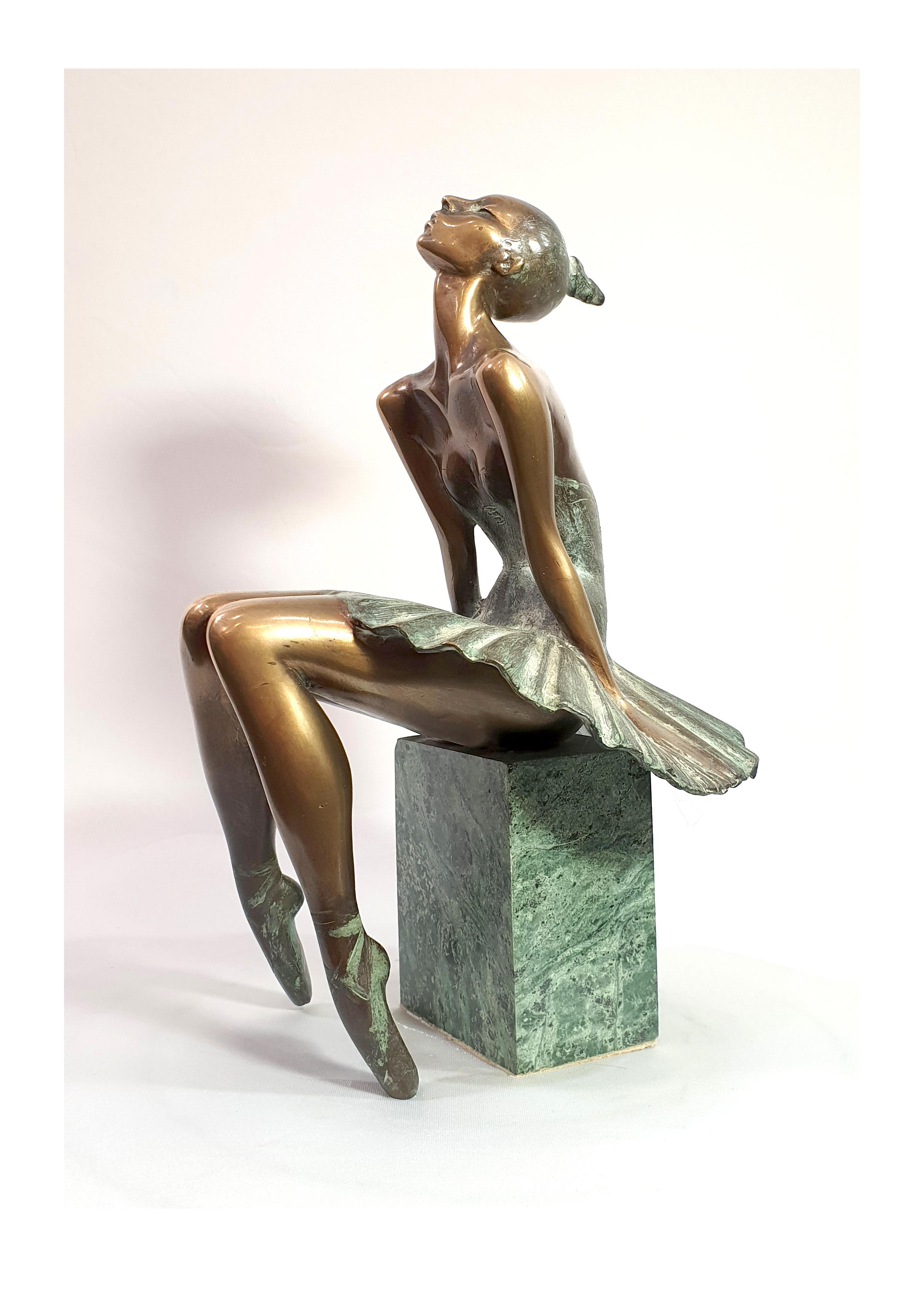 Alex Radionov Figurative Sculpture – Ballerina auf einem Würfel