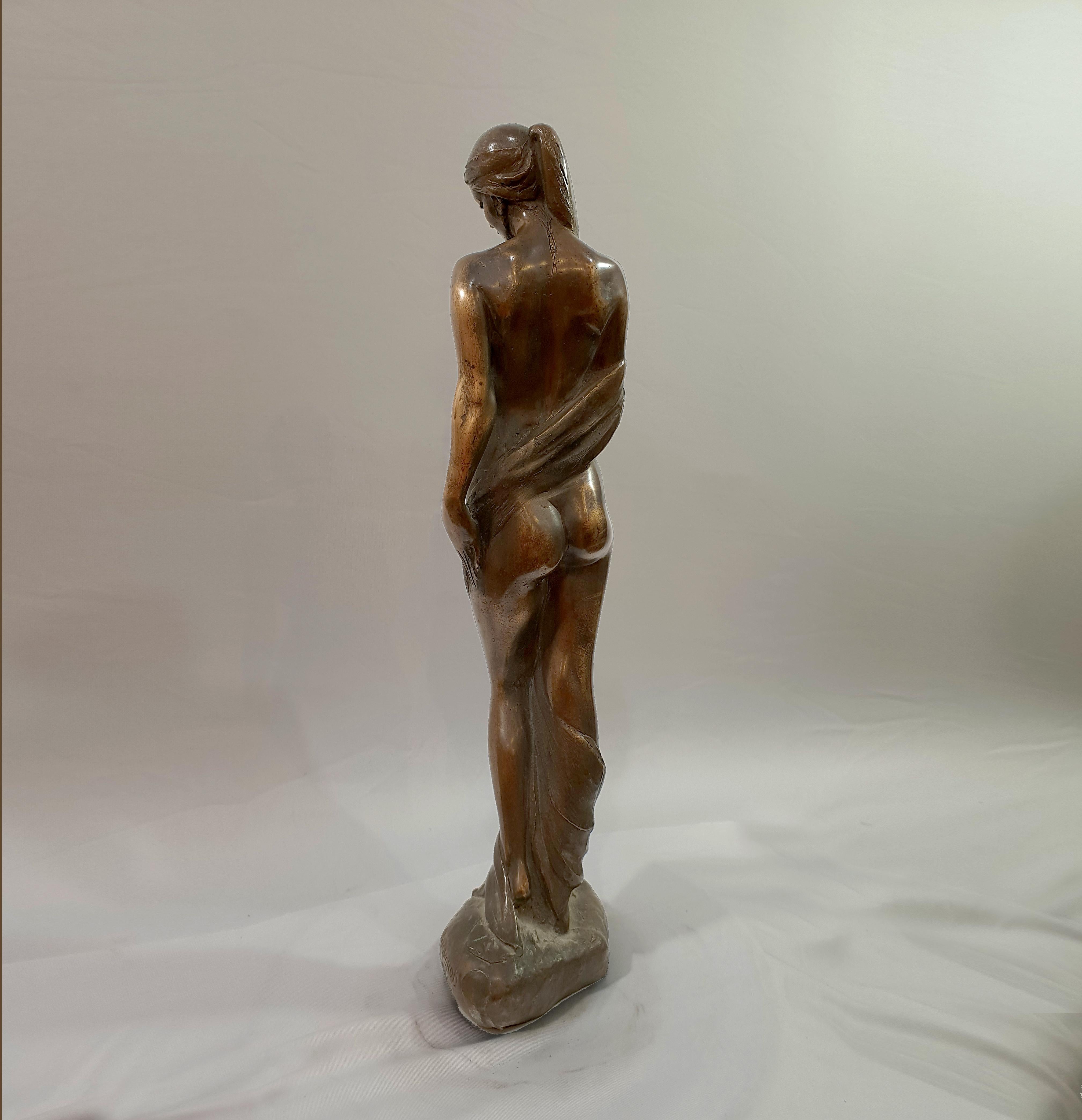 Ragazza alla cascata - Figurative Sculpture Oro di Alex Radionov