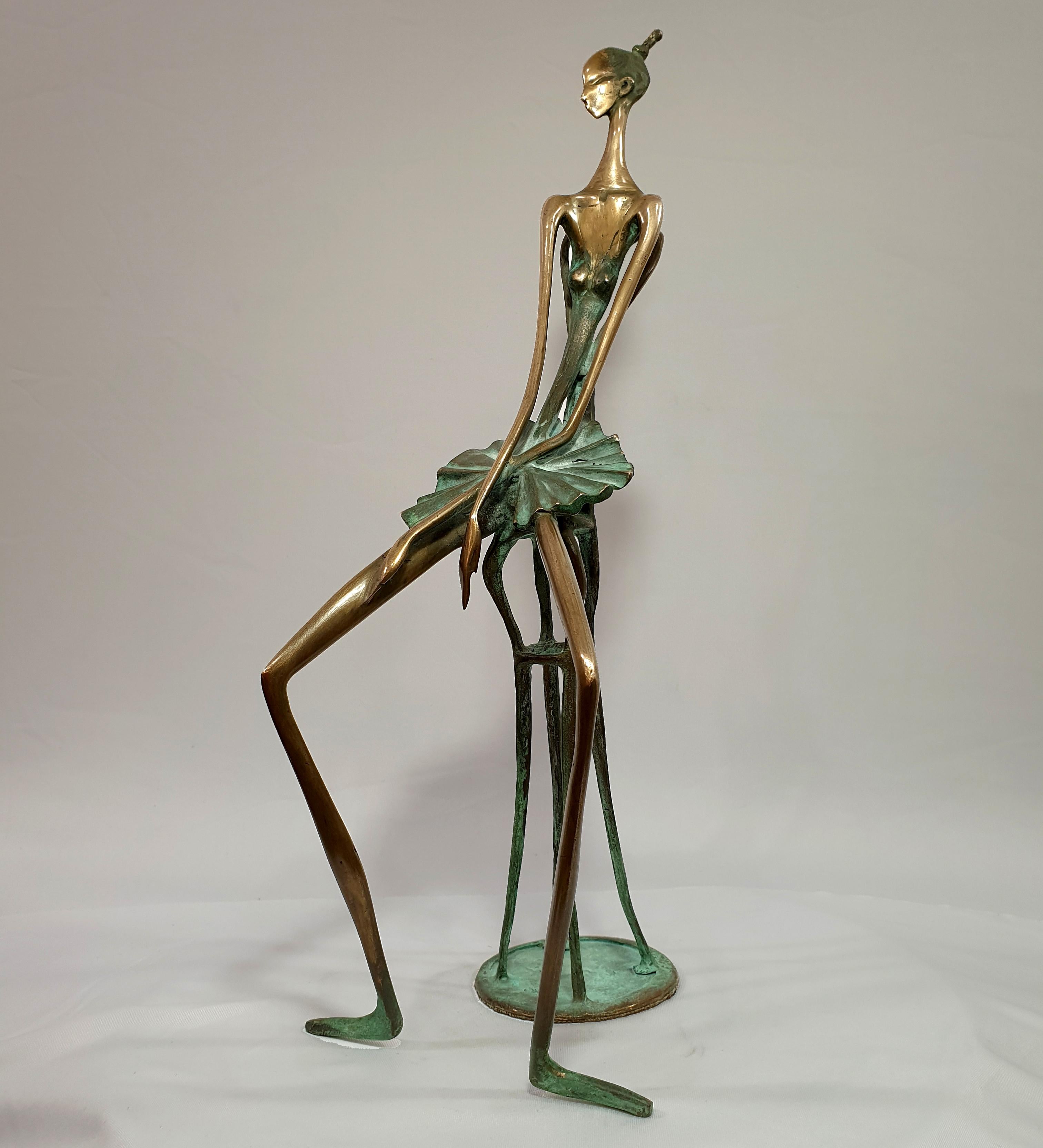 Alex Radionov Figurative Sculpture – Beruhigender Moment.