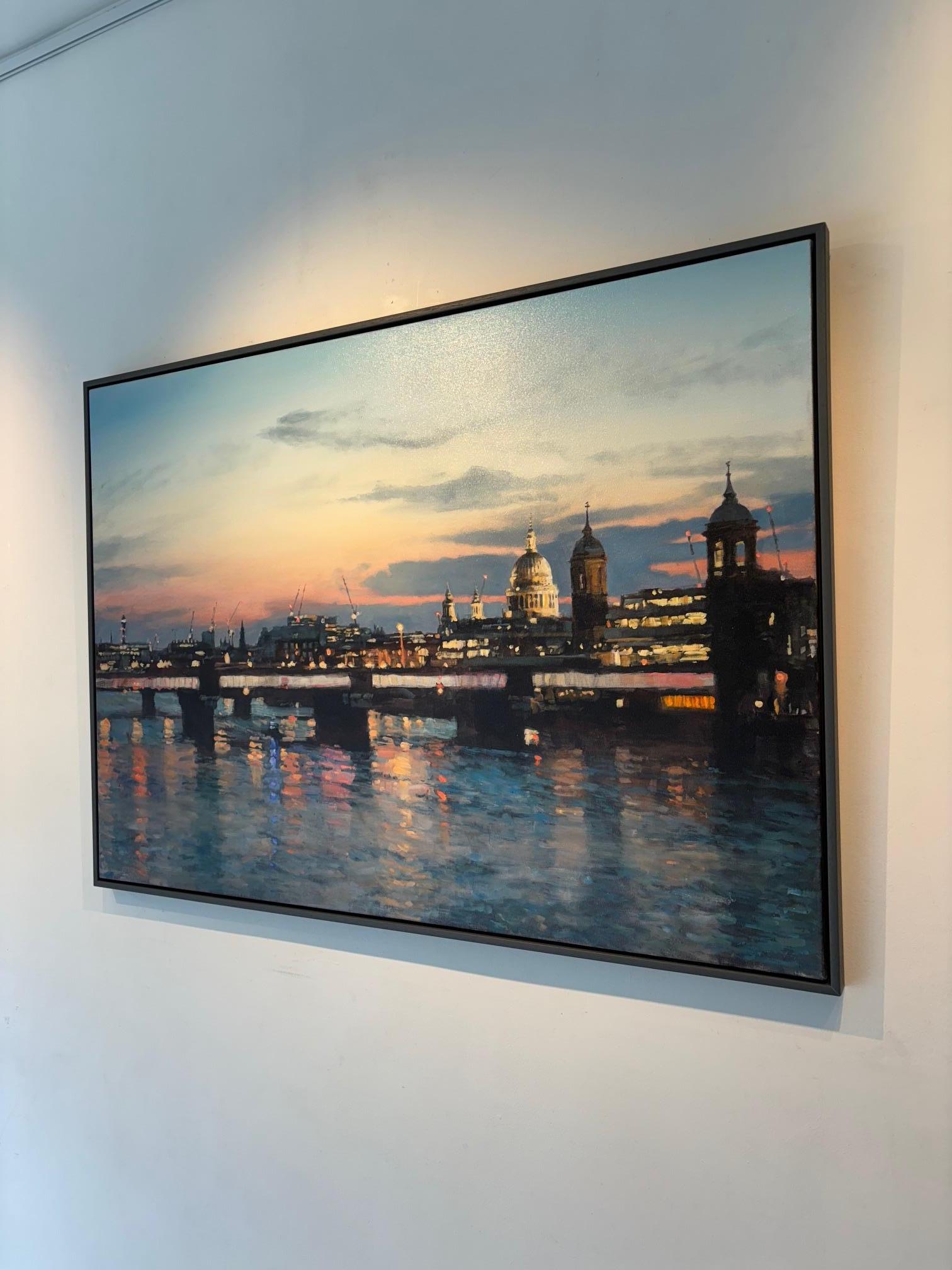 Atardecer desde el Puente de Londres -pintura al óleo original de un paisaje urbano-obra de arte contemporánea - Landscape Painting Gris de Alex Rennie