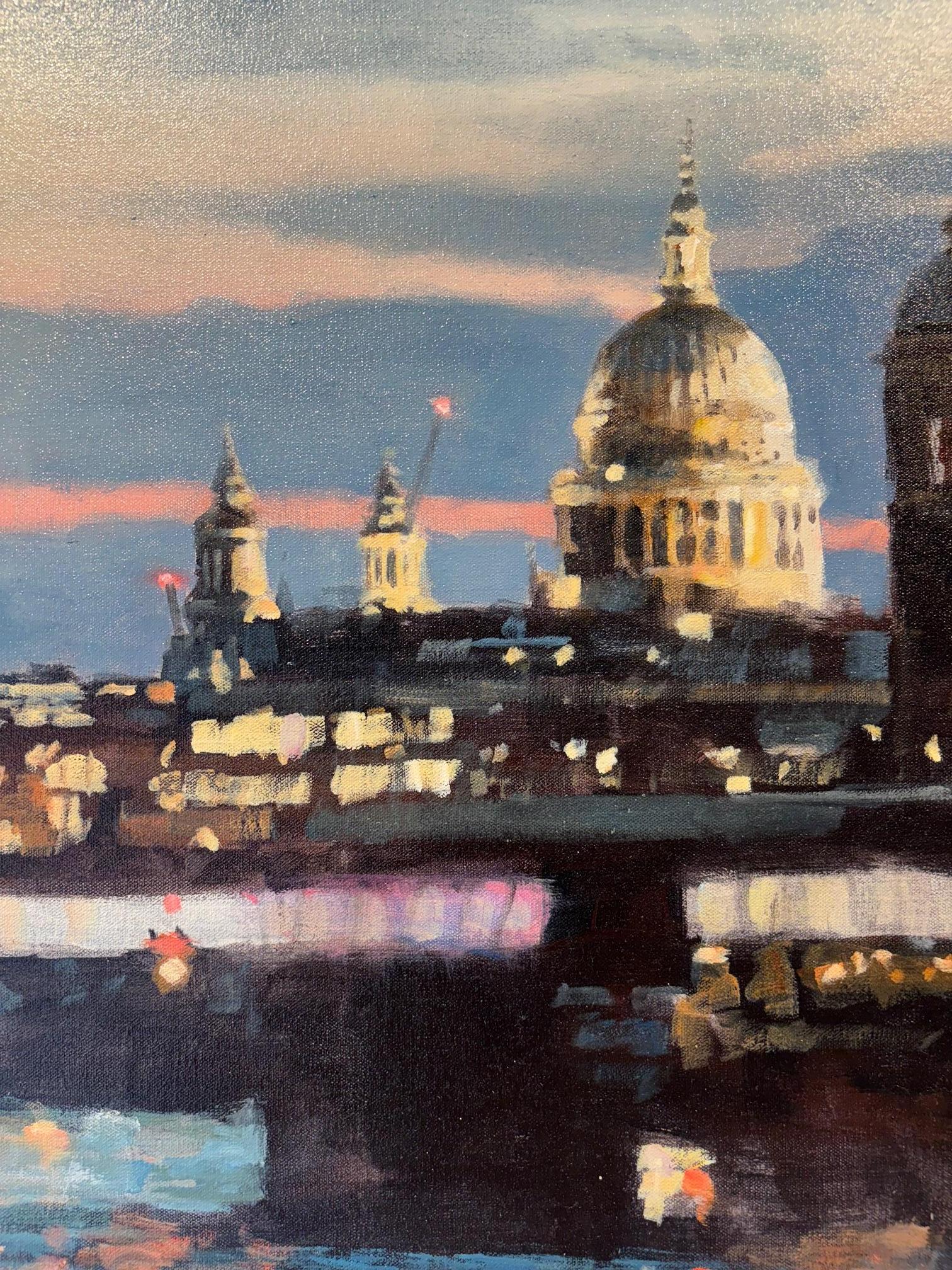 Esta excepcional obra de arte está actualmente expuesta y a la venta en la Galería de Arte Contemporáneo Signet y en Internet.

Con Atardecer desde el Puente de Londres, Alex Rennie capta magistralmente la ciudad a la hora dorada, cuando el cielo se