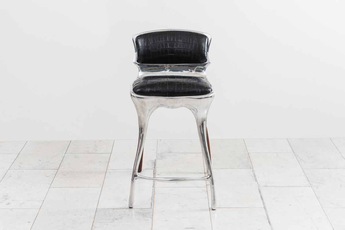 La série Tusk d'Alex Roskins reflète son penchant pour l'animalité des formes. Ces chaises et tabourets polyvalents peuvent être utilisés comme chaise de salon, chaise de bureau, tabouret de bar ou regroupés pour former un ensemble de salle à