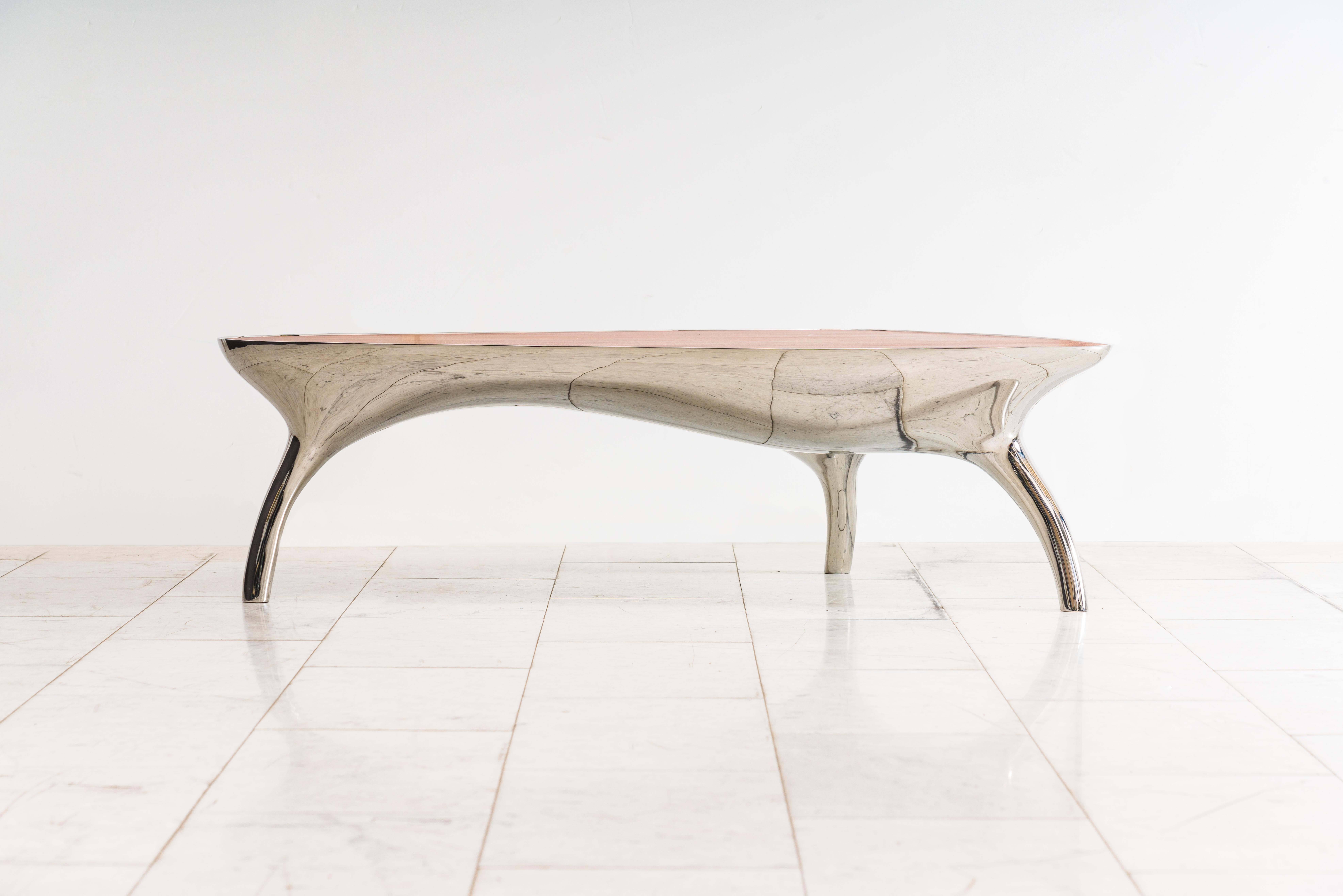 Der Asymmetric Low Table von Alex Roskin ruht auf einem glänzenden Dreibeinfuß aus hochglanzpoliertem Edelstahl. Der Tisch ist als Auftragsarbeit erhältlich und kann in einer Vielzahl von Metallen und Oberflächen sowie einer Vielzahl von