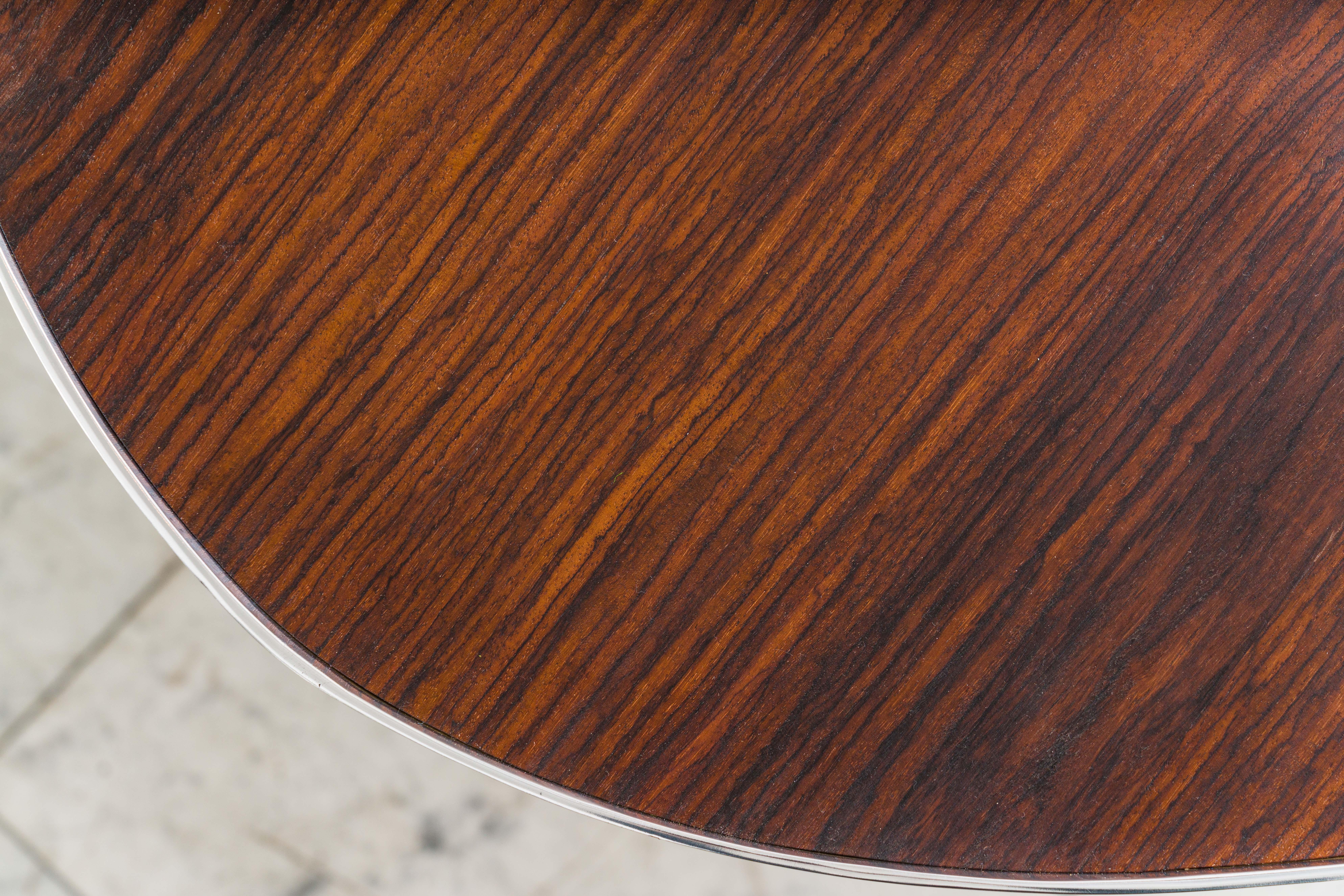 Acier inoxydable Alex Roskin, table Trois Jambes avec plateau à lunettes, États-Unis en vente