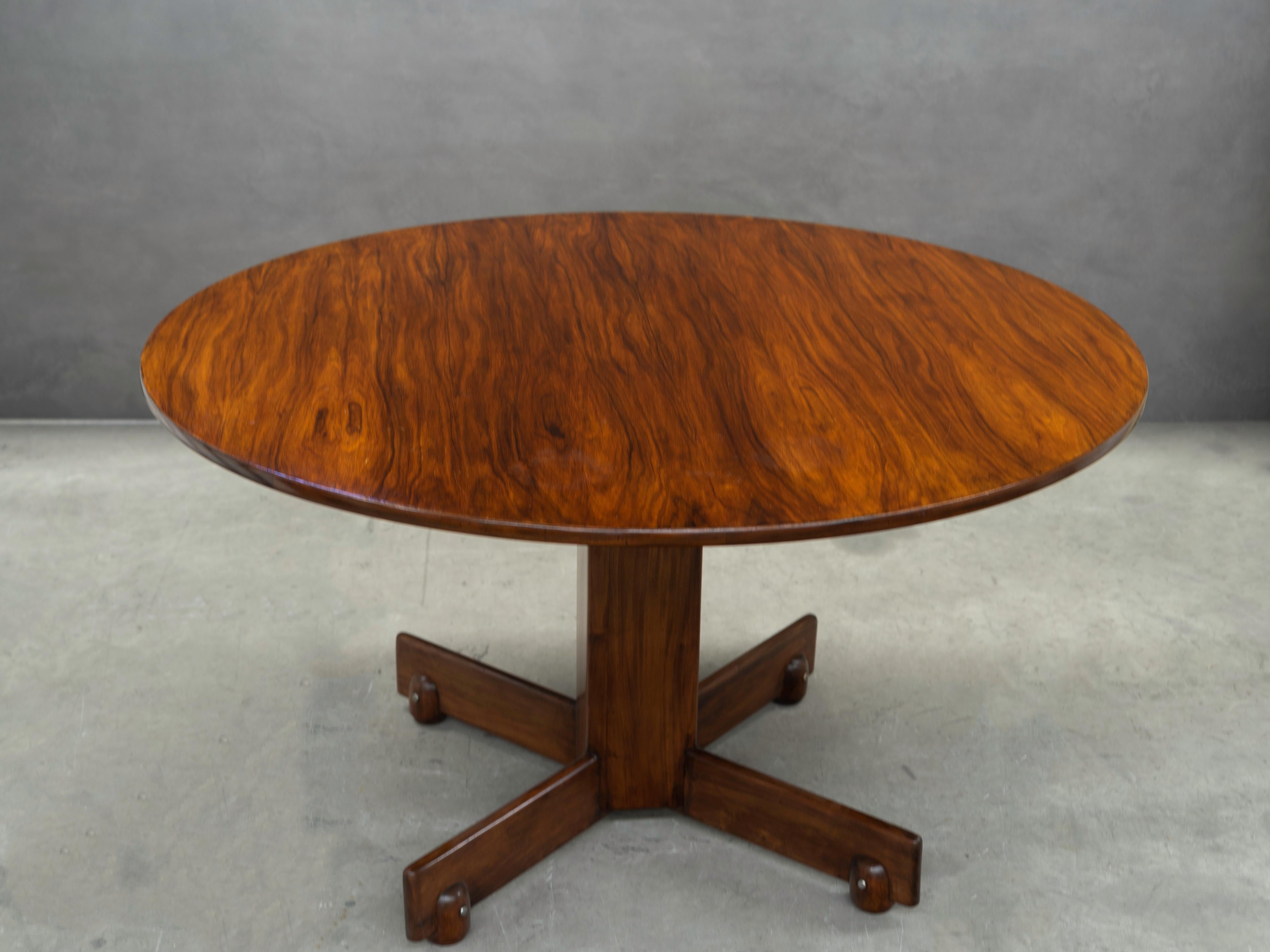 Designed in 1960 by Sergio Rodrigues, this modern dining table is made of Rosewood (Jacaranda).

Created by Sergio Rodrigues in 1960, the round dining table, named as 