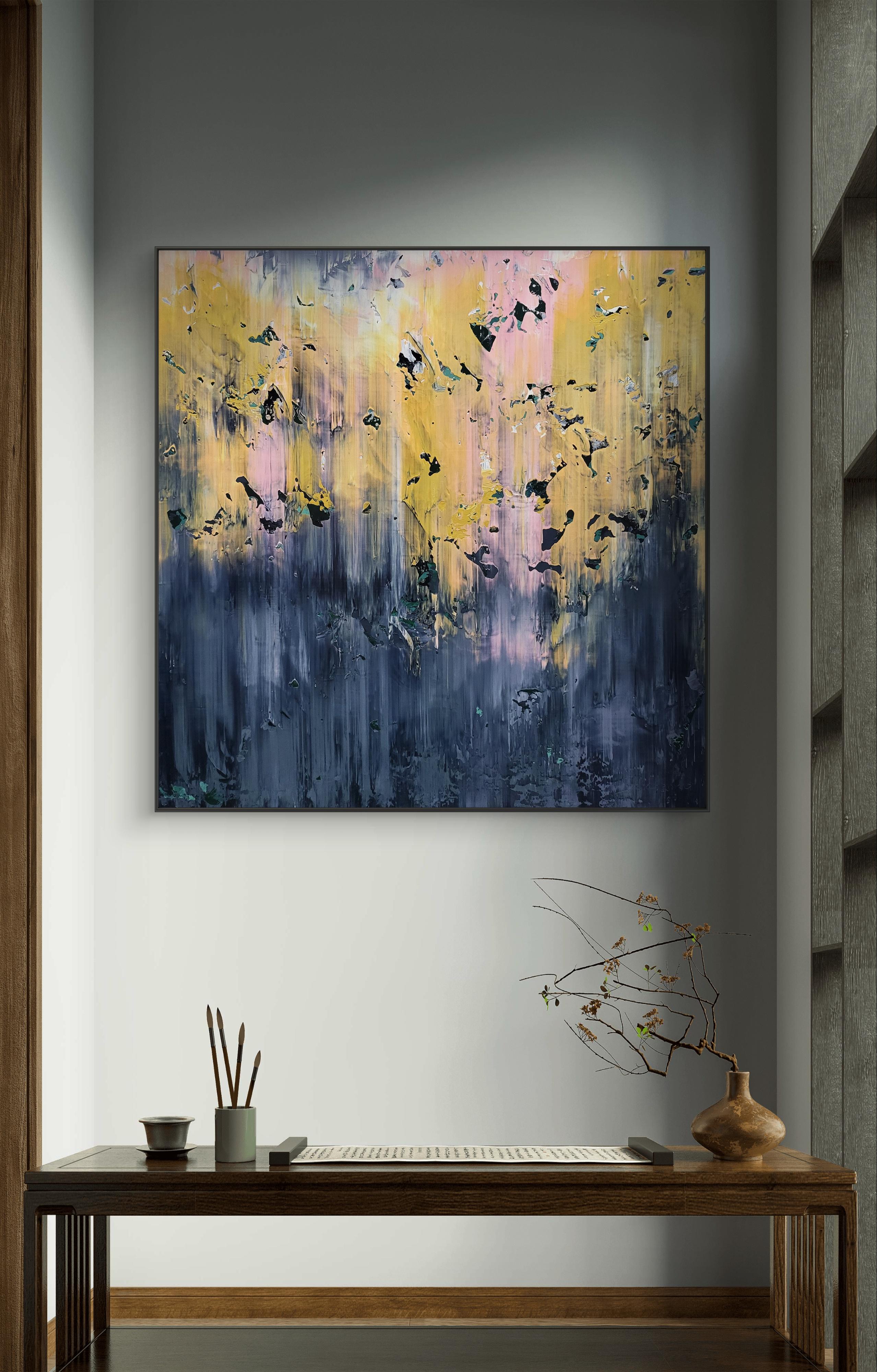 Nelle mie opere d'arte ho esplorato il gioco dinamico di luci e ombre, incanalando la crudezza delle emozioni attraverso pennellate espressive e una tavolozza vivace di grigi che passano a esplosioni di giallo e rosa. Questo pezzo vuole evocare il