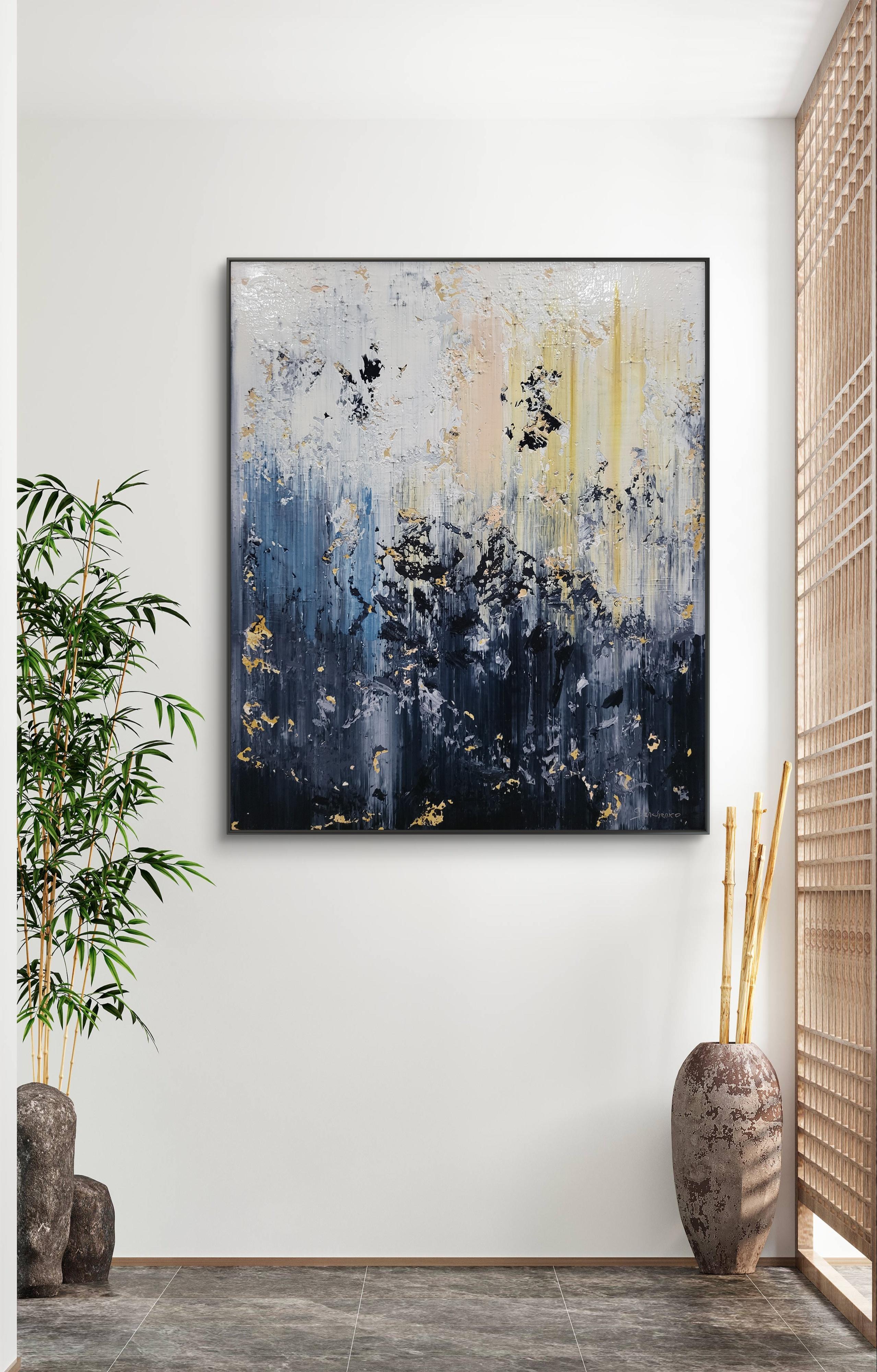 Nel creare quest'opera d'arte, ho abbracciato la collisione tra le emozioni e lo spirito indomito della natura. I tratti acrilici nelle tonalità del blu, del bianco e dell'oro rappresentano un paesaggio marino in tempesta che si scontra con un