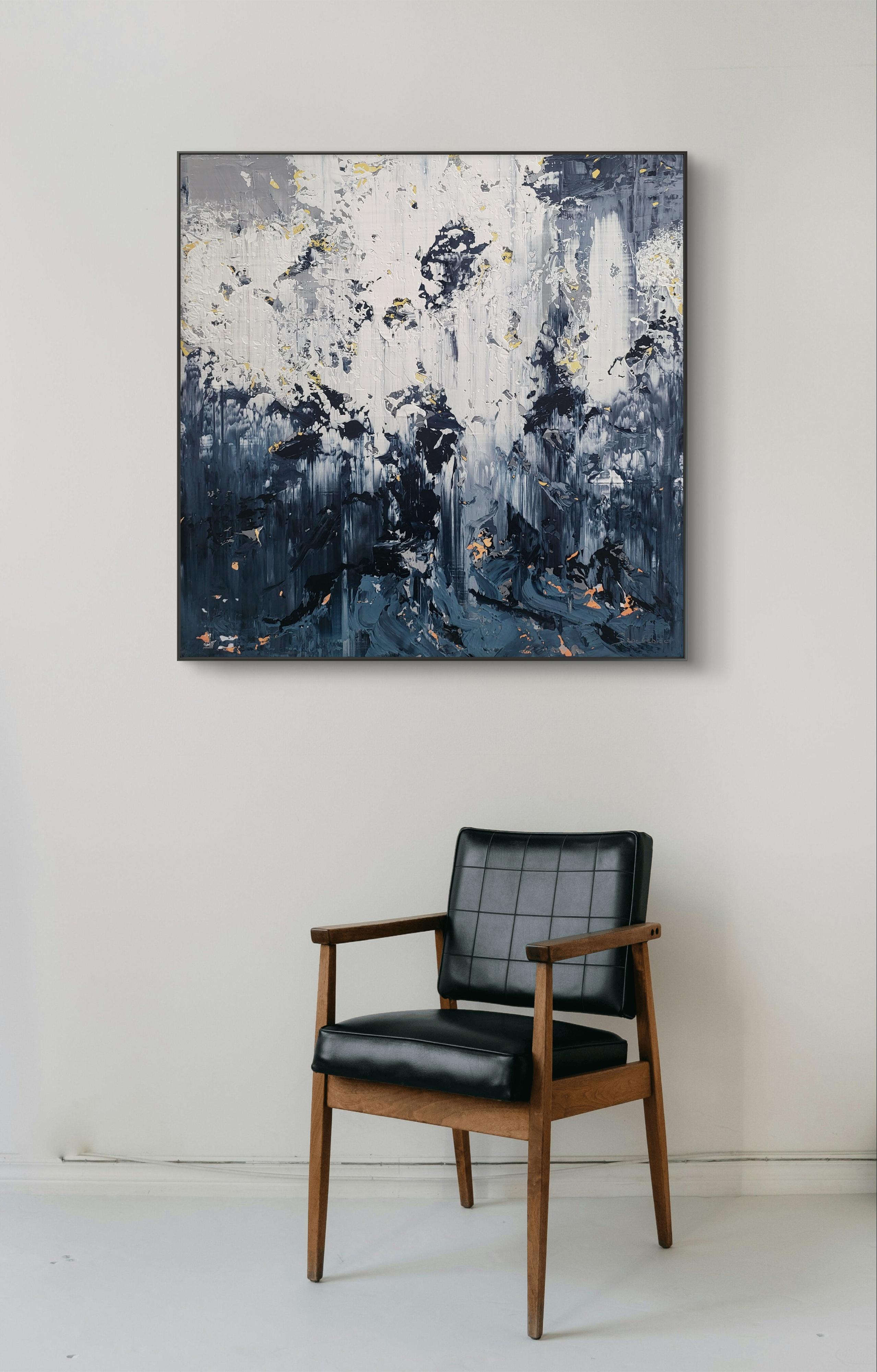 Quest'opera d'arte incarna un'esplorazione delle emozioni crude e del caos, bilanciata da momenti di chiarezza e calma. Ho usato gli acrilici per stratificare toni blu e grigi profondi, intervallati da esplosioni di bianco e oro, creando una