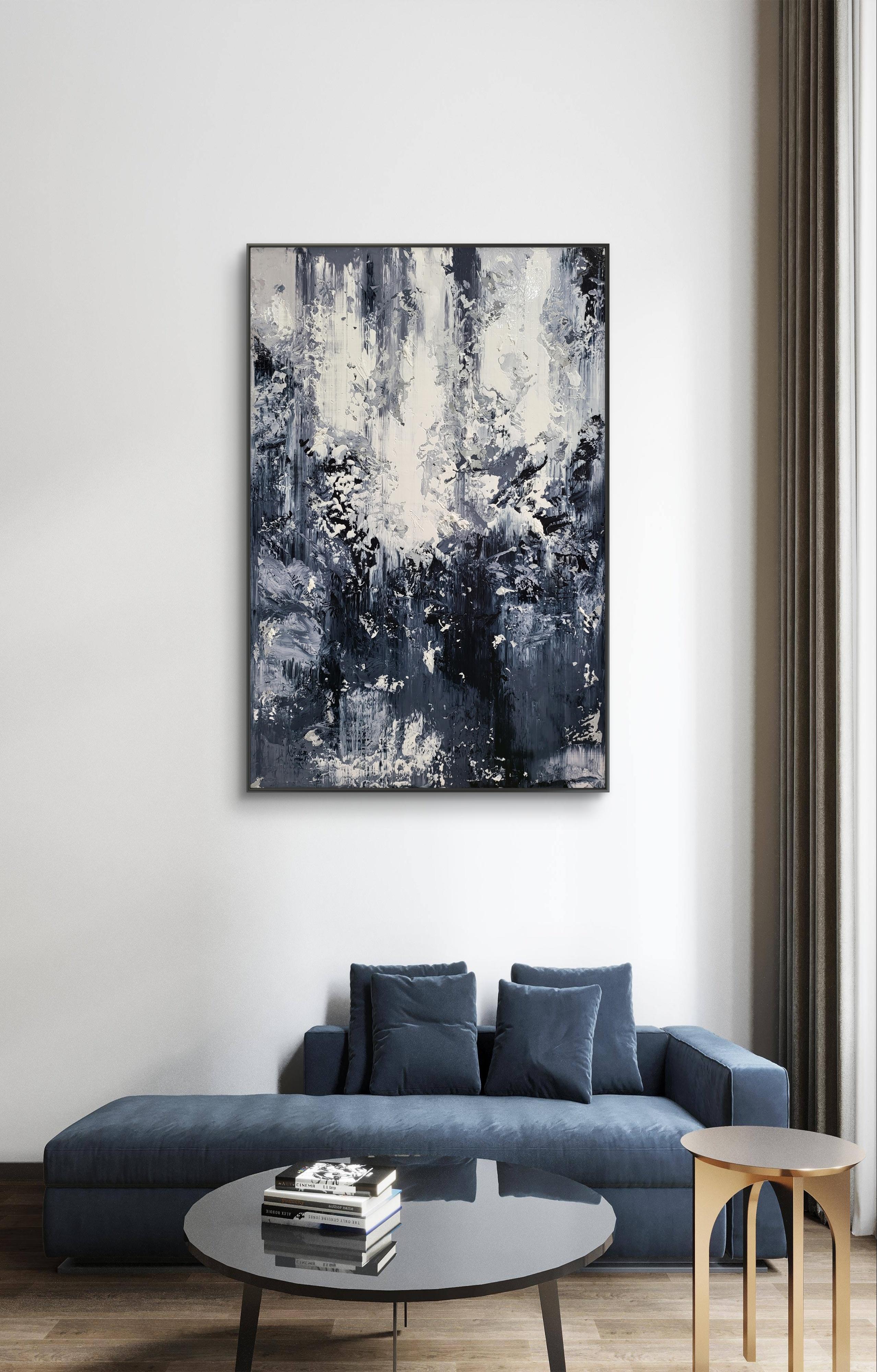 Dans cette œuvre, j'ai déversé mes émotions dans les textures et les tons de noir, de blanc et de gris, créant ainsi une danse entre le chaos et le calme. Les traits acryliques capturent une énergie brute et impressionniste qui vous invite à