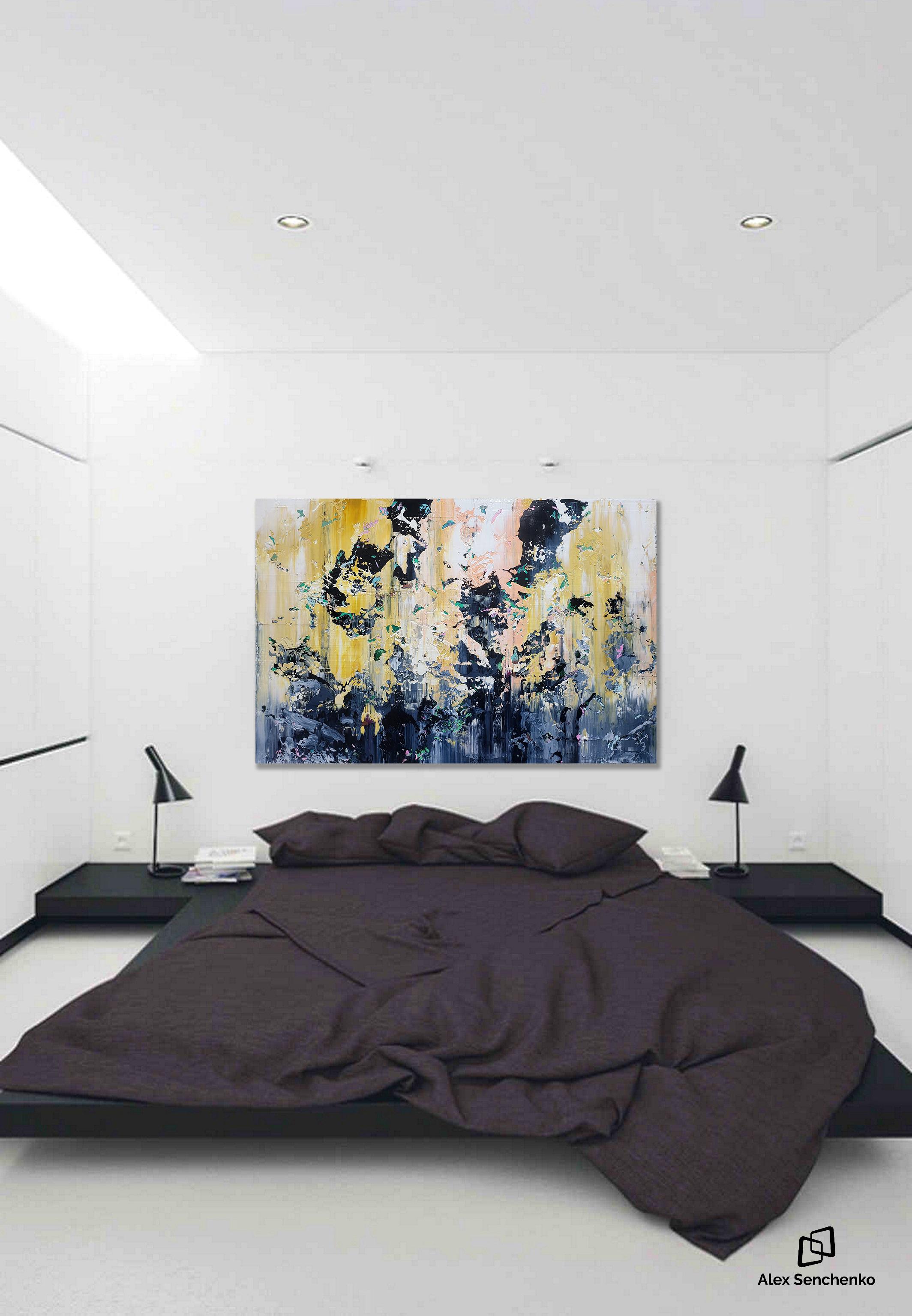 Dieses dynamische Kunstwerk ist eine lebhafte Explosion von Farben und Texturen, die durch ihre auffällige Farbpalette und Komposition die Aufmerksamkeit auf sich zieht. Eine Reihe von kräftigen Gelbtönen, tiefen Blautönen und einem Hauch von Rosa