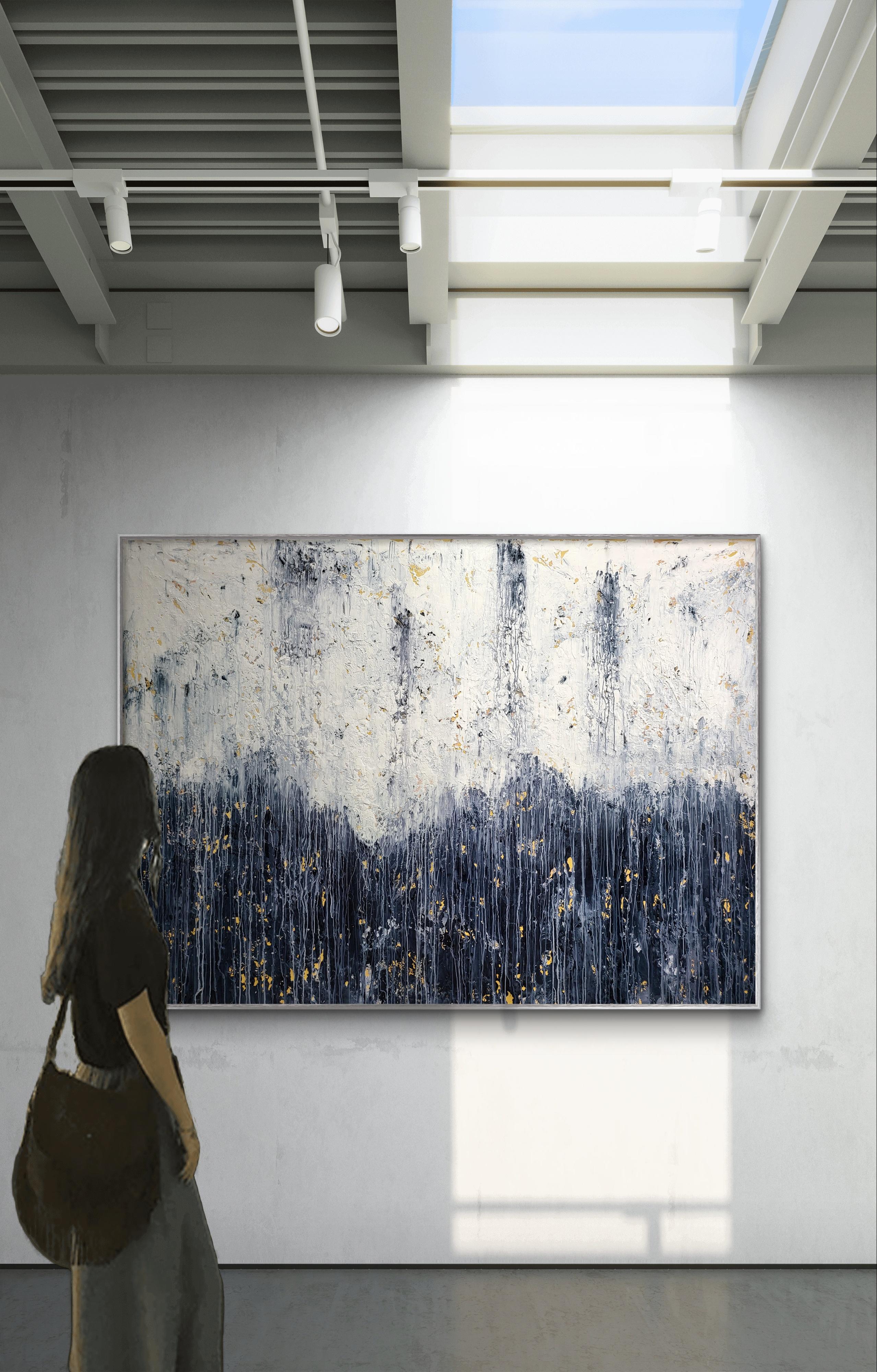 Nel realizzare quest'opera d'arte con gli acrilici, ho incanalato le emozioni crude della tempesta e della tranquillità. I blu e i grigi che sgocciolano contro il bianco intenso incarnano un acquazzone torrenziale, mentre le macchie d'oro