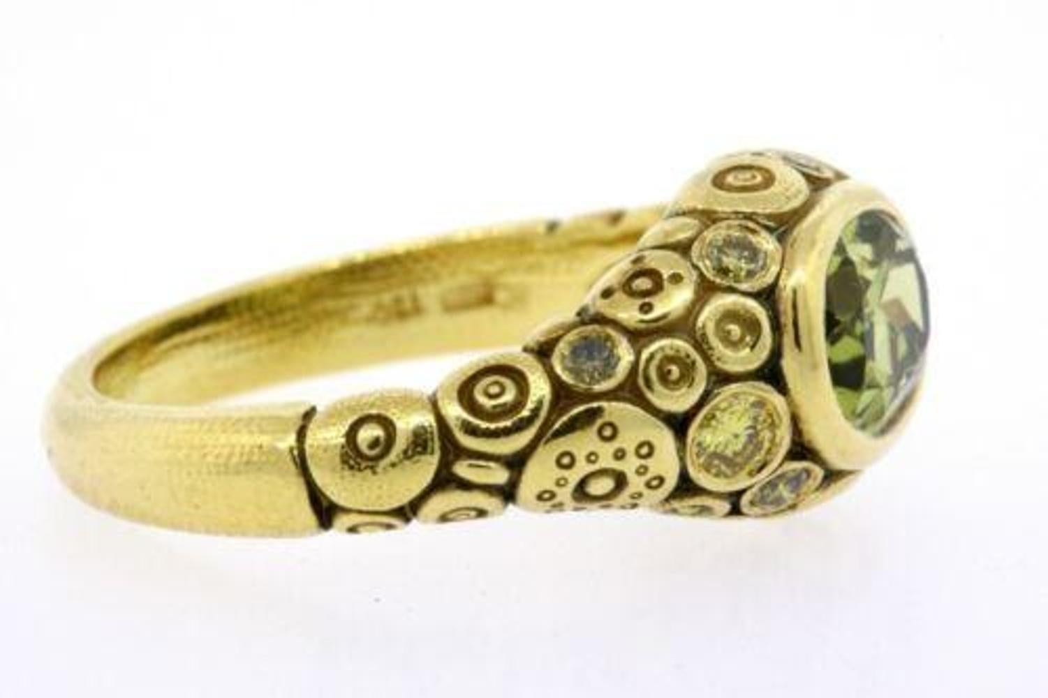 Nous avons ici une bague incroyablement rare d'AleXS, composée d'un grenat vert ovale de 1,54ct et de diamants jaunes en or jaune 18k, taille 5,5.  
**Spécifiques**  
- Dimensions : Doigt 5.5 et mesure 9 mm de large au centre.  
- Pierres : 1.54