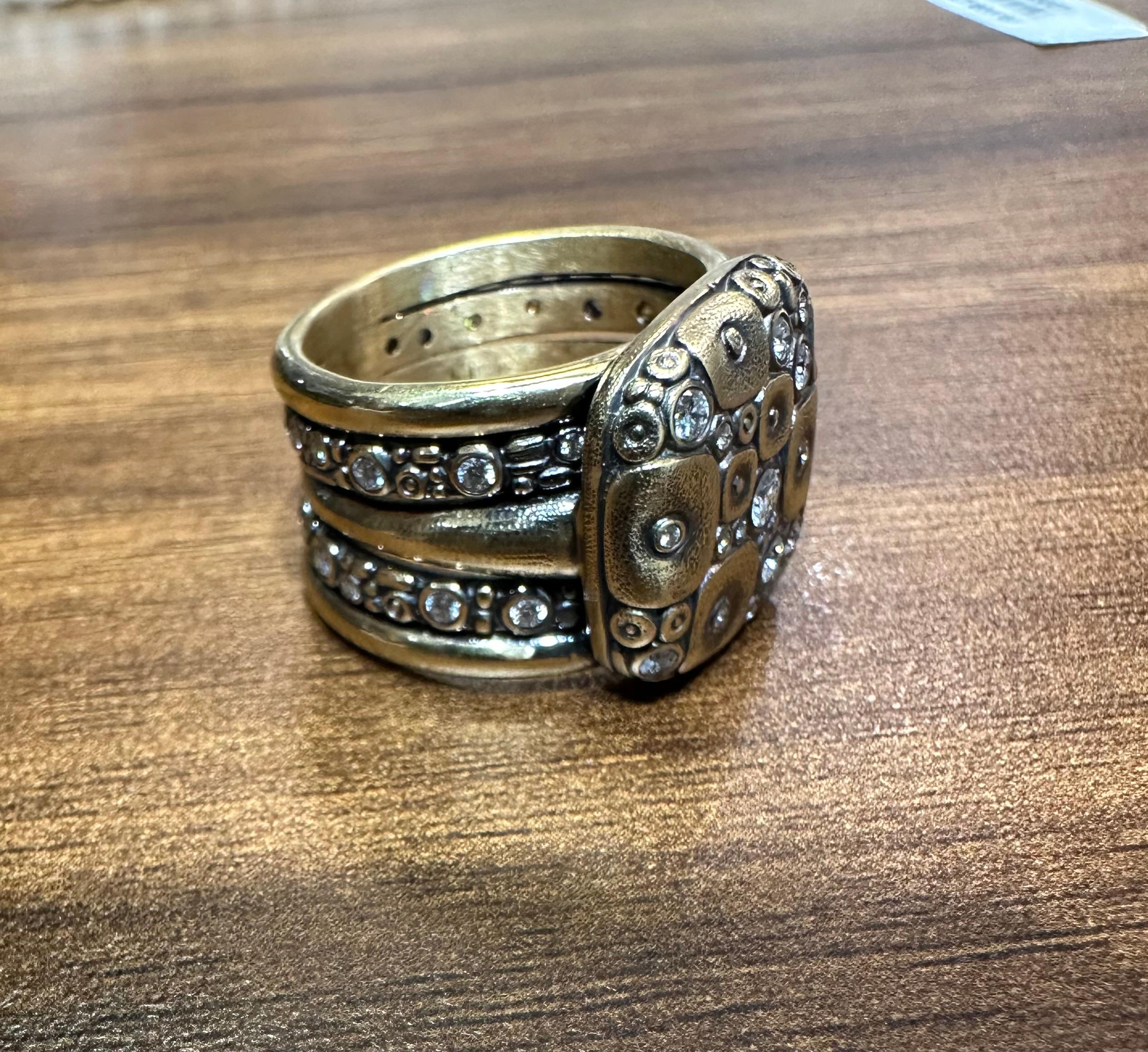 Der maßgefertigte Alex Sepkus Ring aus 18 Karat Gelbgold und Diamanten ist ein exquisites Schmuckstück, das alle Blicke auf sich zieht. Der Ring ist eine einzigartige Komposition aus fünf einzelnen Ringen, die zu einem einheitlichen Ganzen