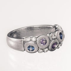 Anello a cupola "Candy" di Alex Sepkus con zaffiri blu e viola in platino