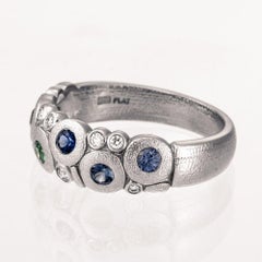 Bague « Candy » d'Alex Sepkus, de forme bombée, sertie d'un saphir bleu et d'une tsavorite verte, en platine