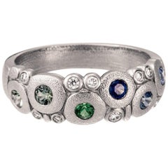 Anello a cupola "Candy" di Alex Sepkus con zaffiro blu e tsavorite verde in platino