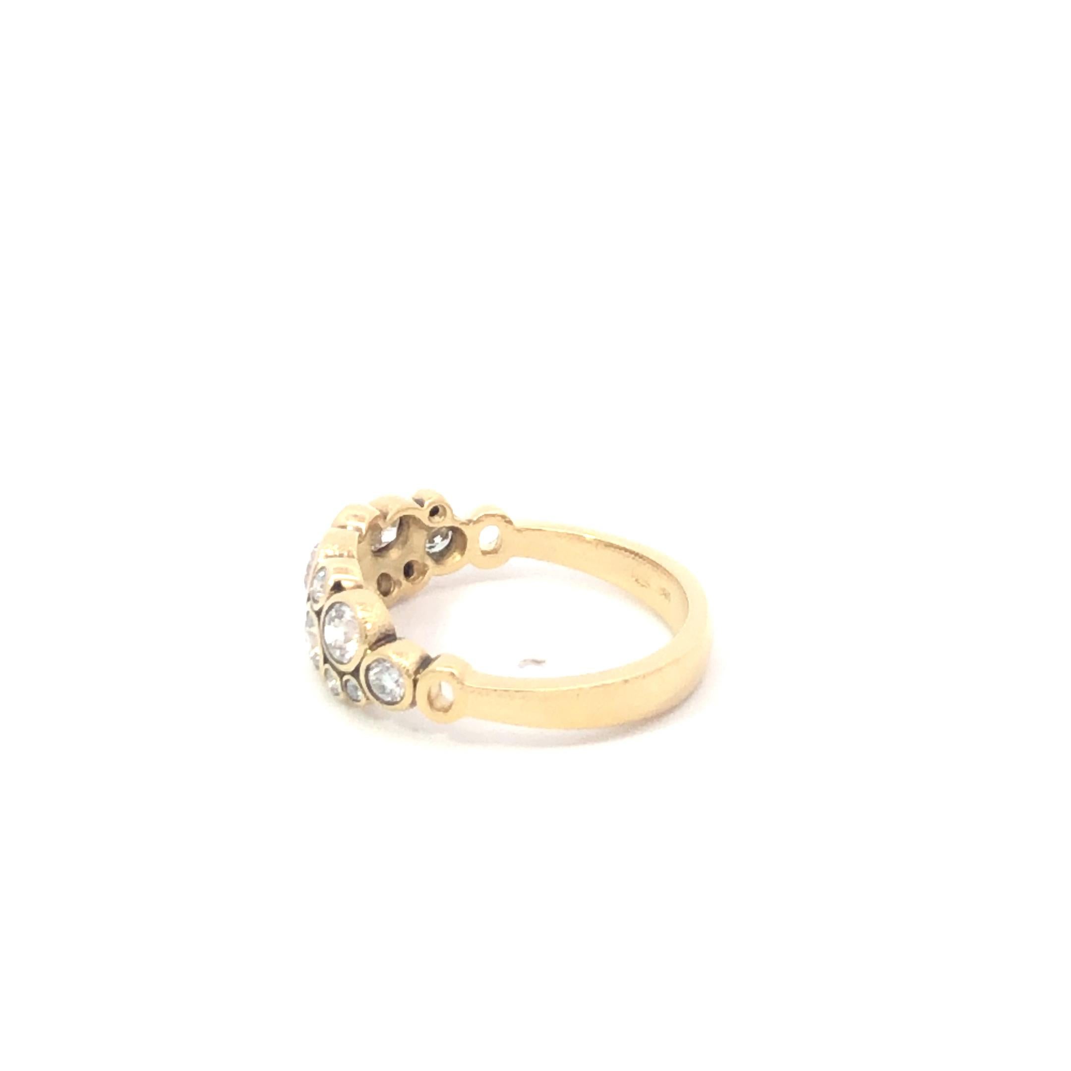 Ring aus 18 Karat Gelbgold und Diamanten, 
Der Ring ist mit 15 weißen Diamanten besetzt. (0,95ct.),
Größe 6.75
4,2 Gramm