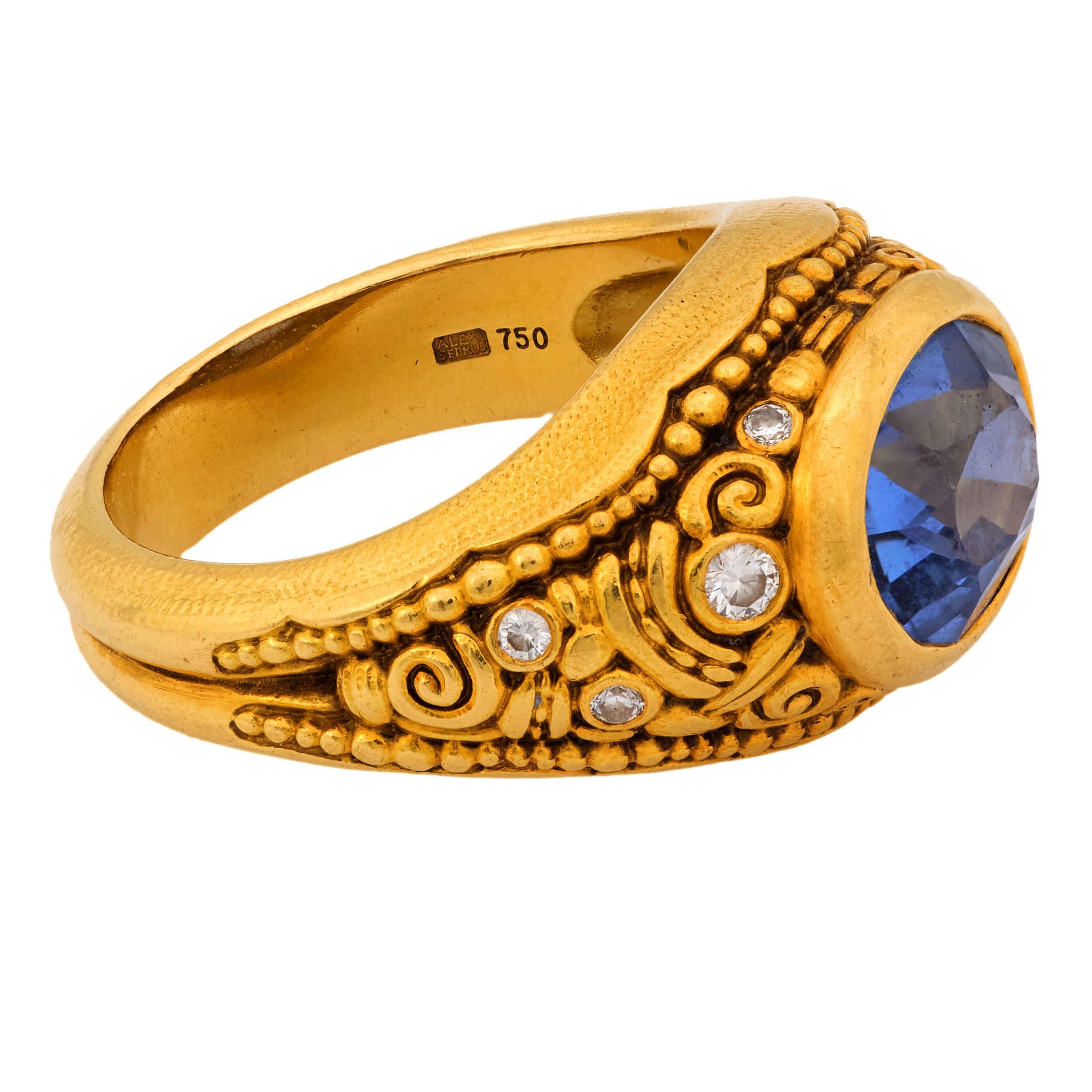 Un bellissimo anello con zaffiro e diamante del gioielliere Alex Šepkus. Questo splendido pezzo è realizzato in vibrante oro giallo 18 carati e presenta uno zaffiro Ceylon centrale da 3,35 carati. Lo zaffiro incastonato nella lunetta ha un taglio