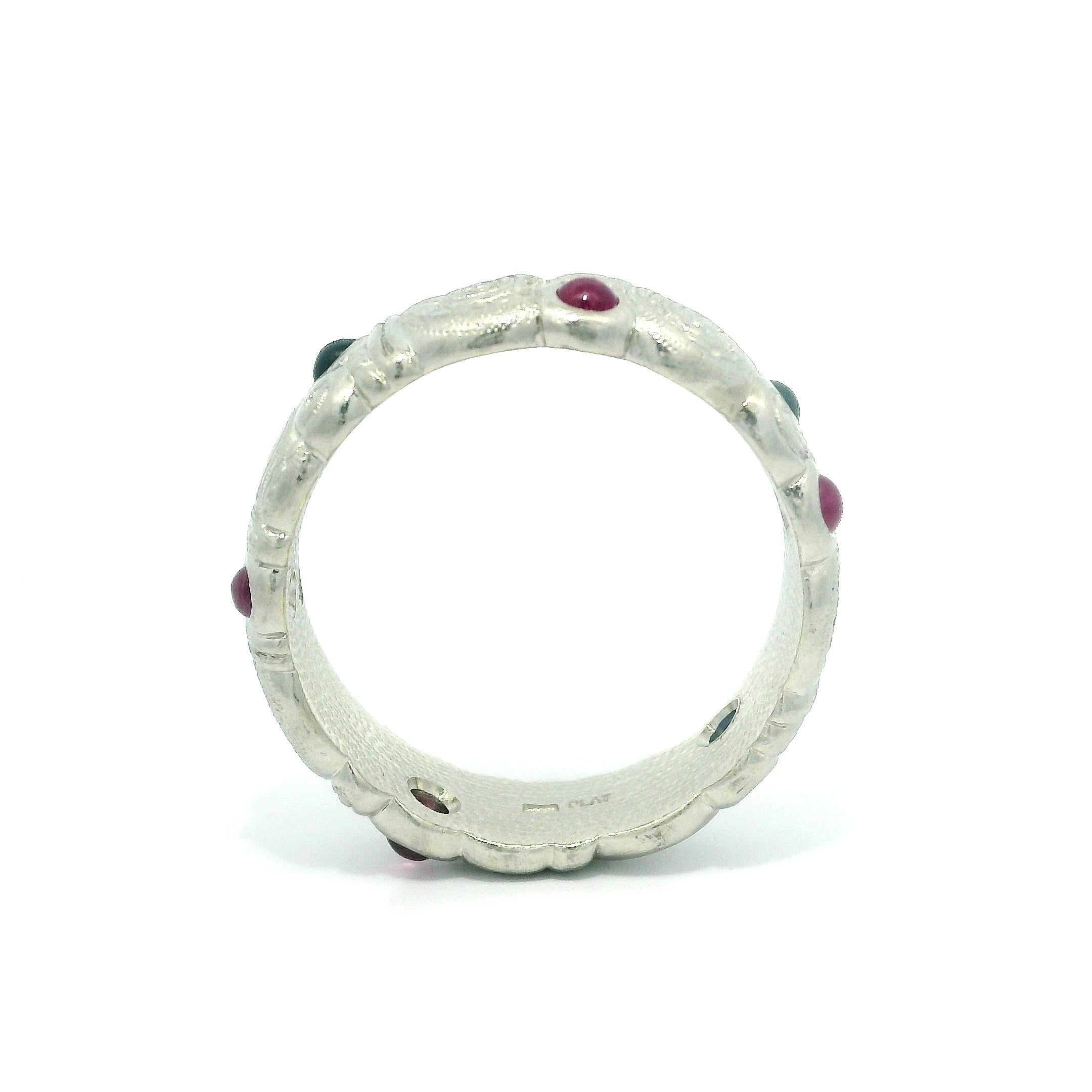 Alex Sepkus Platinum Sapphire and Ruby Scroll Detail Domed Band Ring (Cabochon) im Angebot