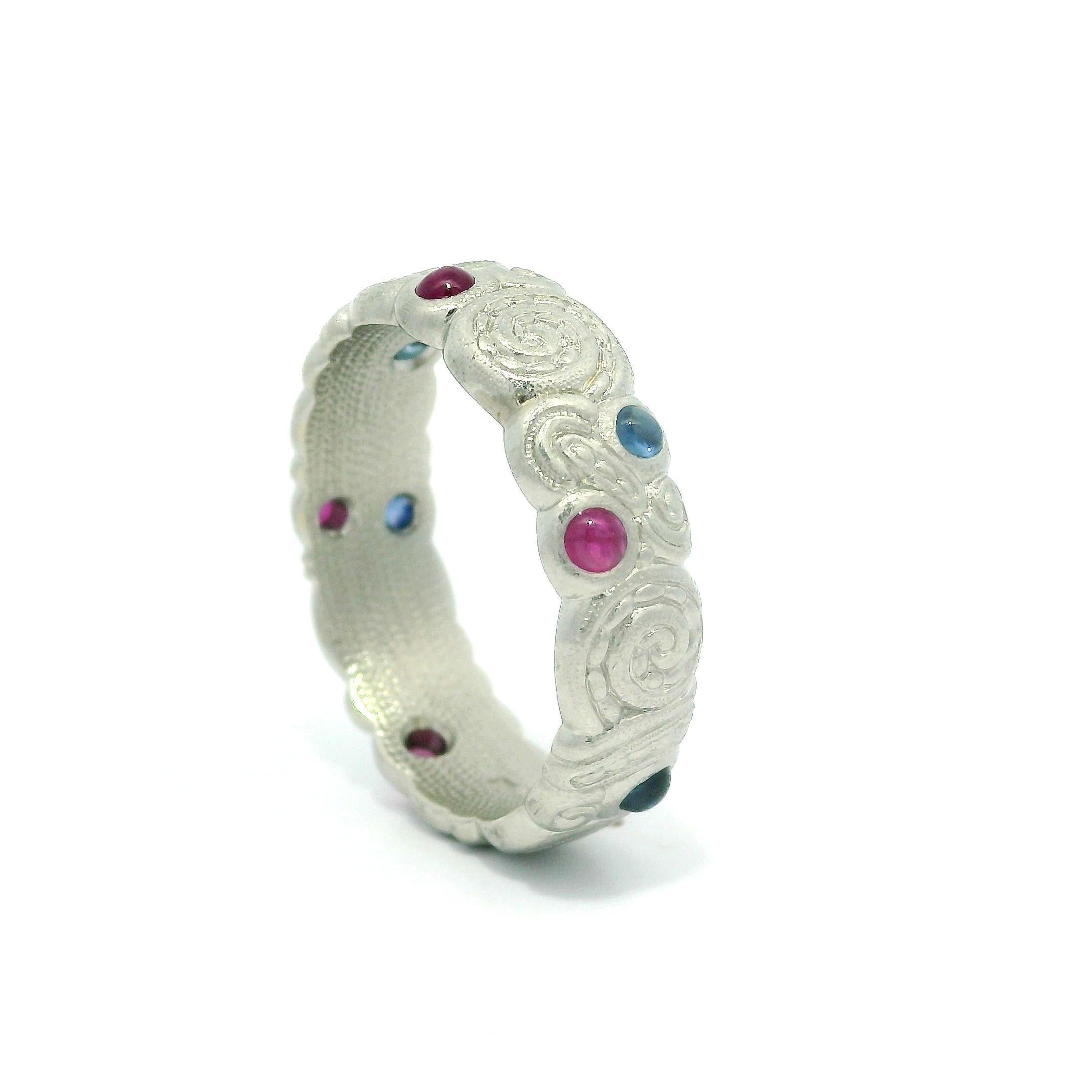 Alex Sepkus Platinum Sapphire and Ruby Scroll Detail Domed Band Ring im Zustand „Hervorragend“ im Angebot in Montclair, NJ