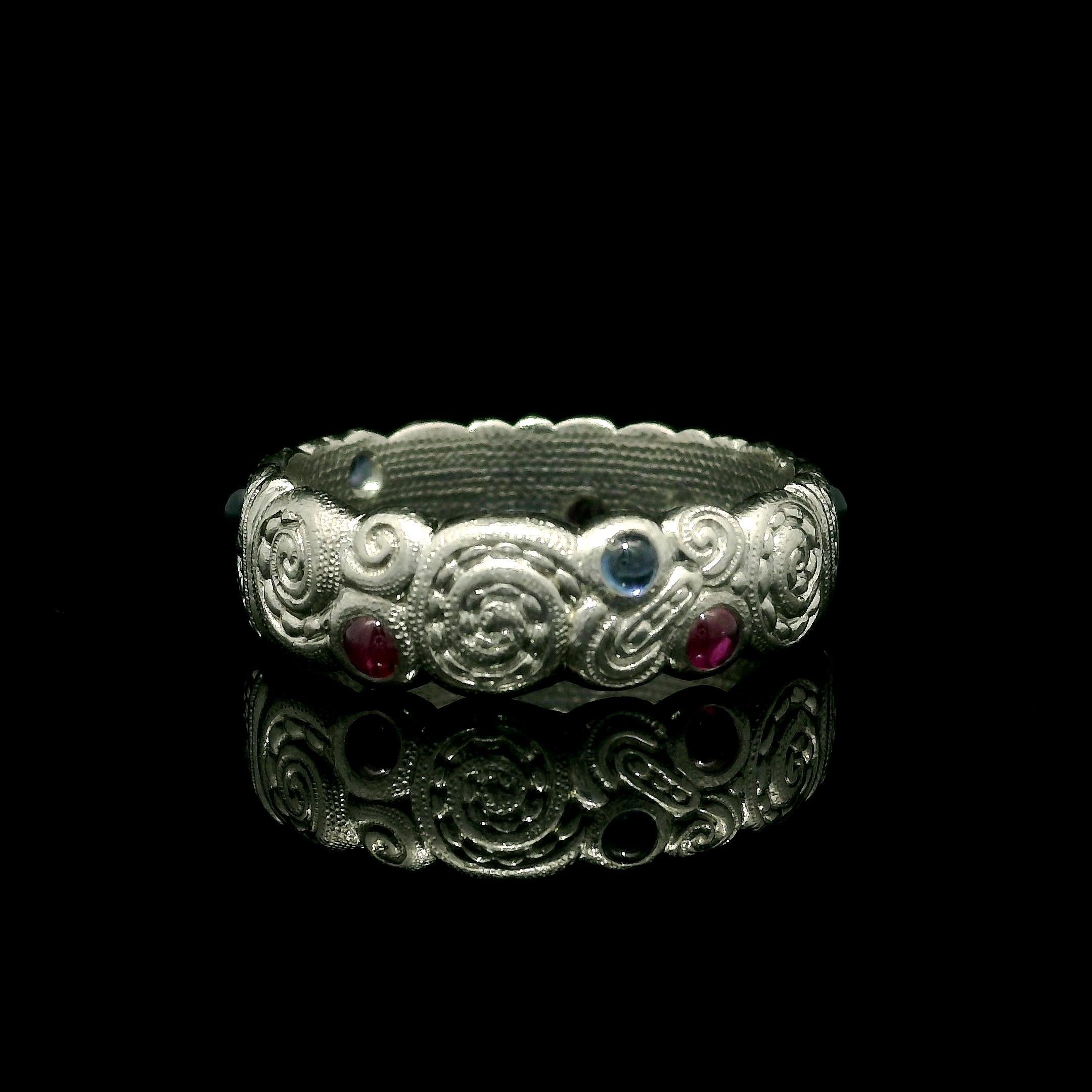 Alex Sepkus Platinum Sapphire and Ruby Scroll Detail Domed Band Ring für Damen oder Herren im Angebot