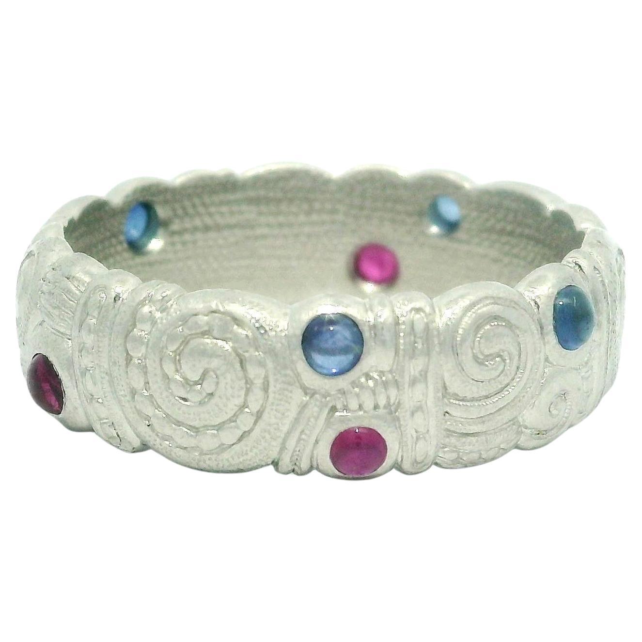 Alex Sepkus Platinum Sapphire and Ruby Scroll Detail Domed Band Ring im Angebot