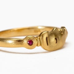 Anello a cupola "The Big Sleeps" di Alex Sepkus con rubino in oro giallo 18 carati
