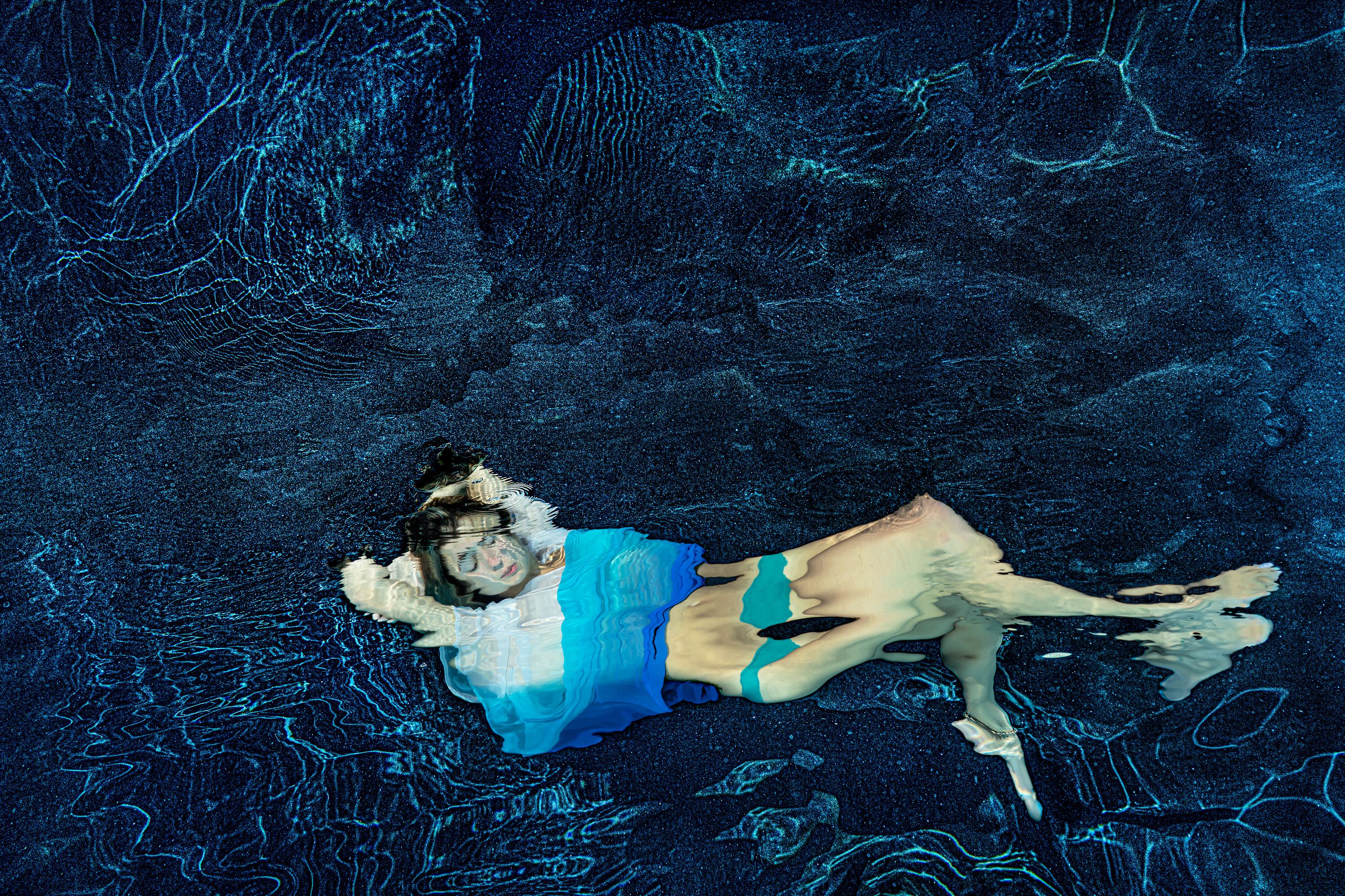 Color Photograph Alex Sher - Anesthesia - photographie sous-marine - série REFLECTIONS - impression d'archives 35x52"