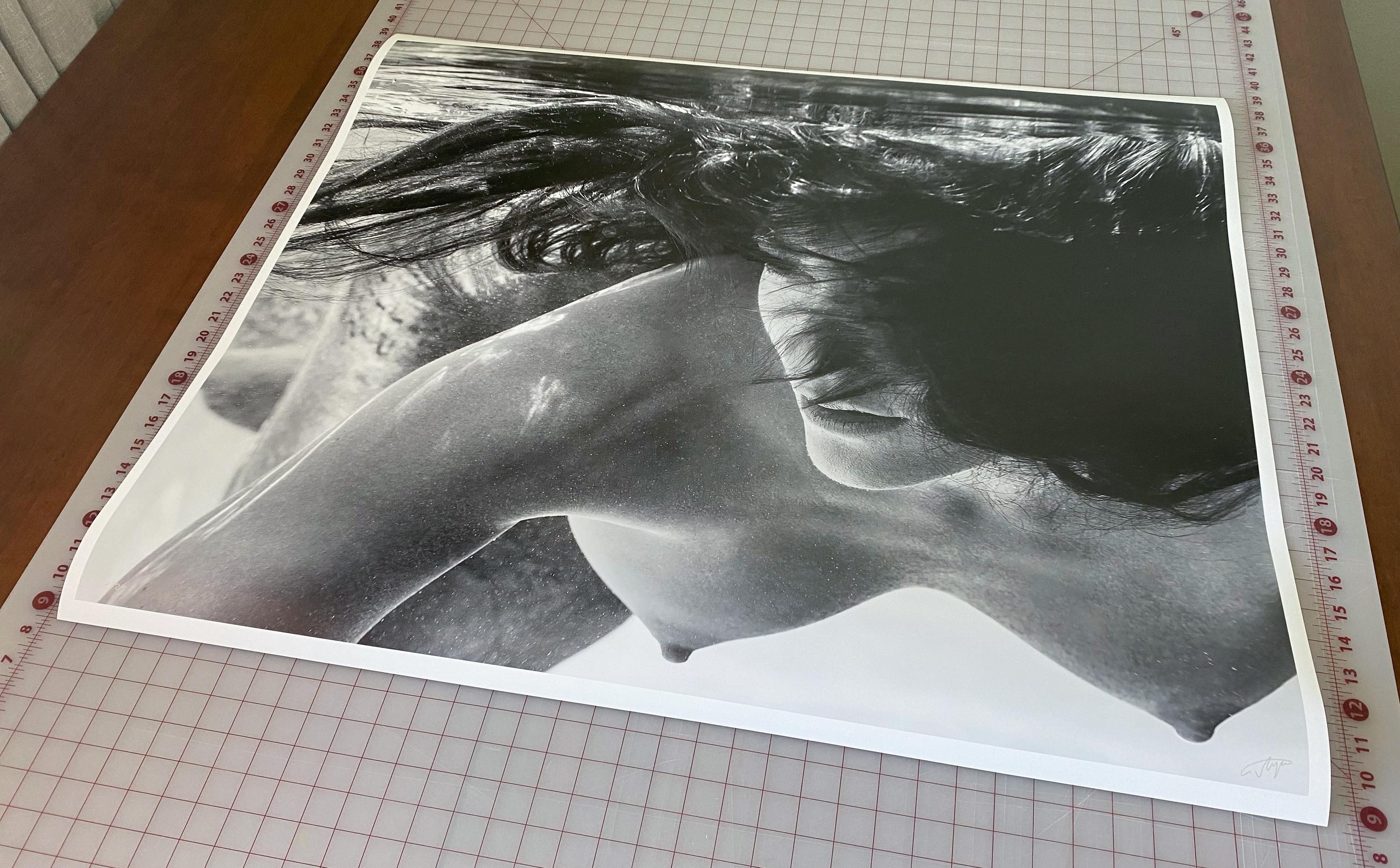 Apriel - Unterwasser-Schwarz-Weiß-Nacktfotografie - Archivpigment 29x35