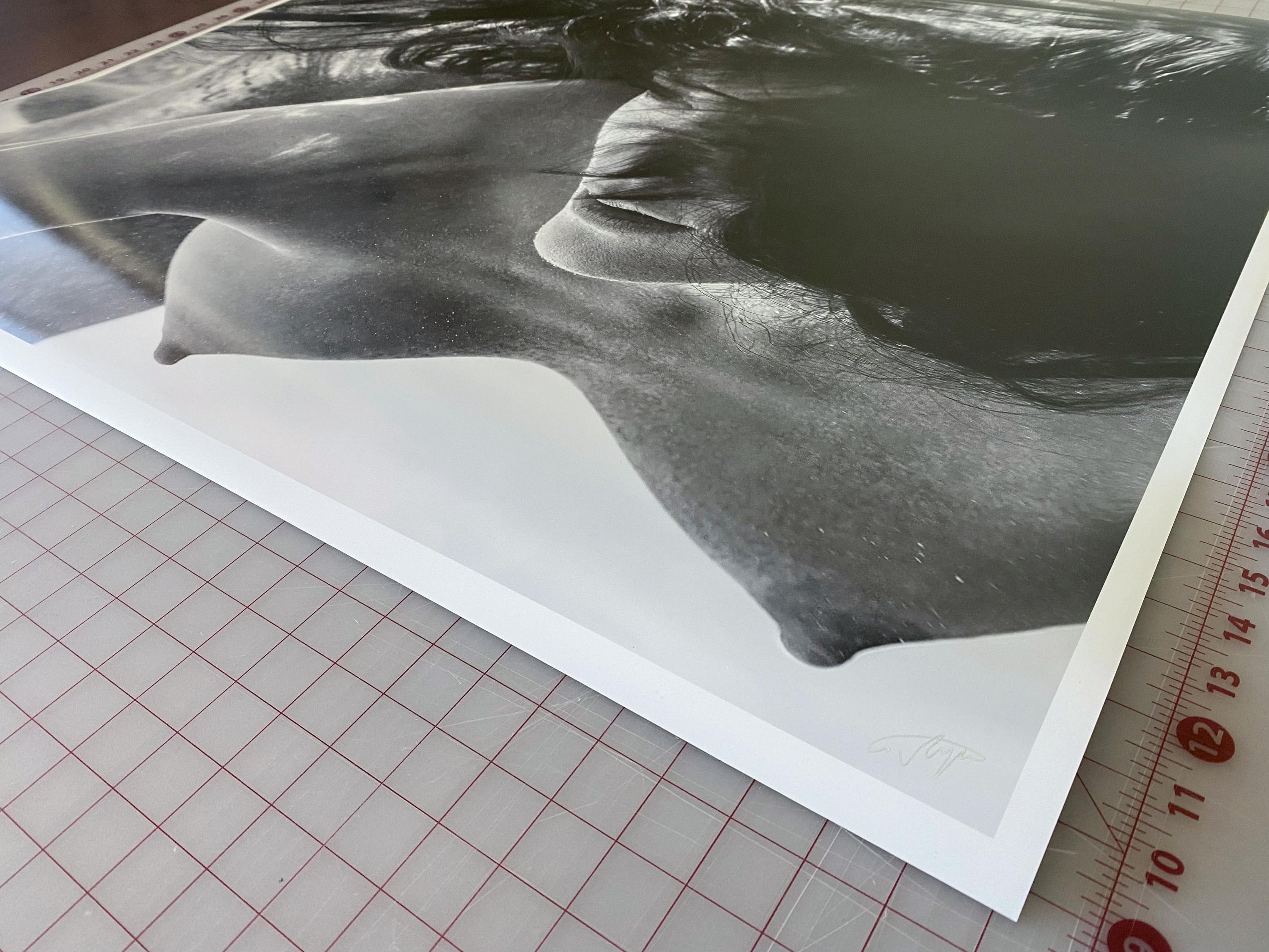 Eine Unterwasser-Schwarzweißfotografie einer schönen, oben ohne schwimmenden jungen Frau, Apriel, im Pool. 

Original-Pigmentdruck in Galeriequalität - vom Künstler signiert. 
Limitierte Auflage von 24 Stück
Papierformat: 30x36