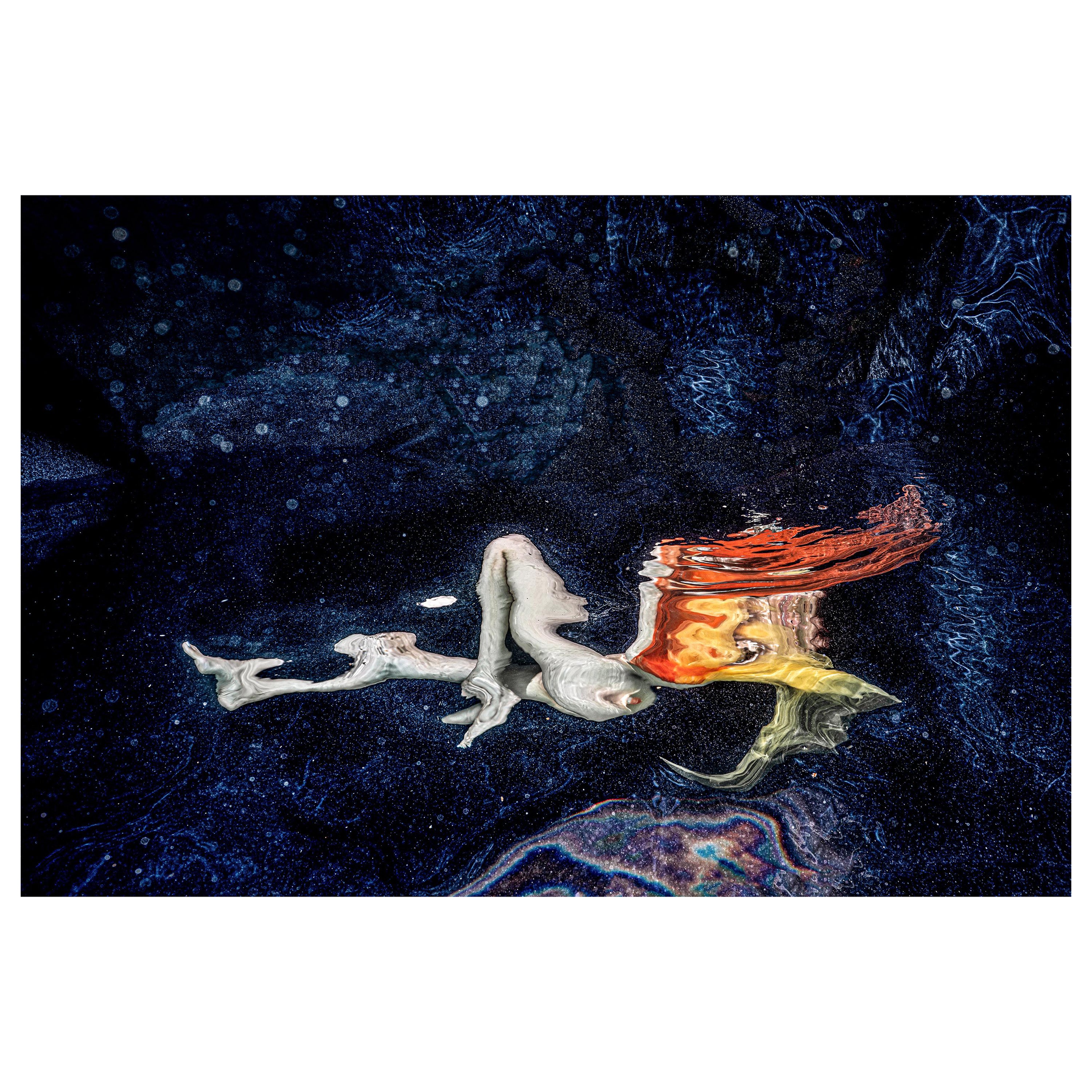 Color Photograph de Alex Sher - Astrólogo - fotografía de un reflejo bajo el agua - impresión de archivo 23x35"