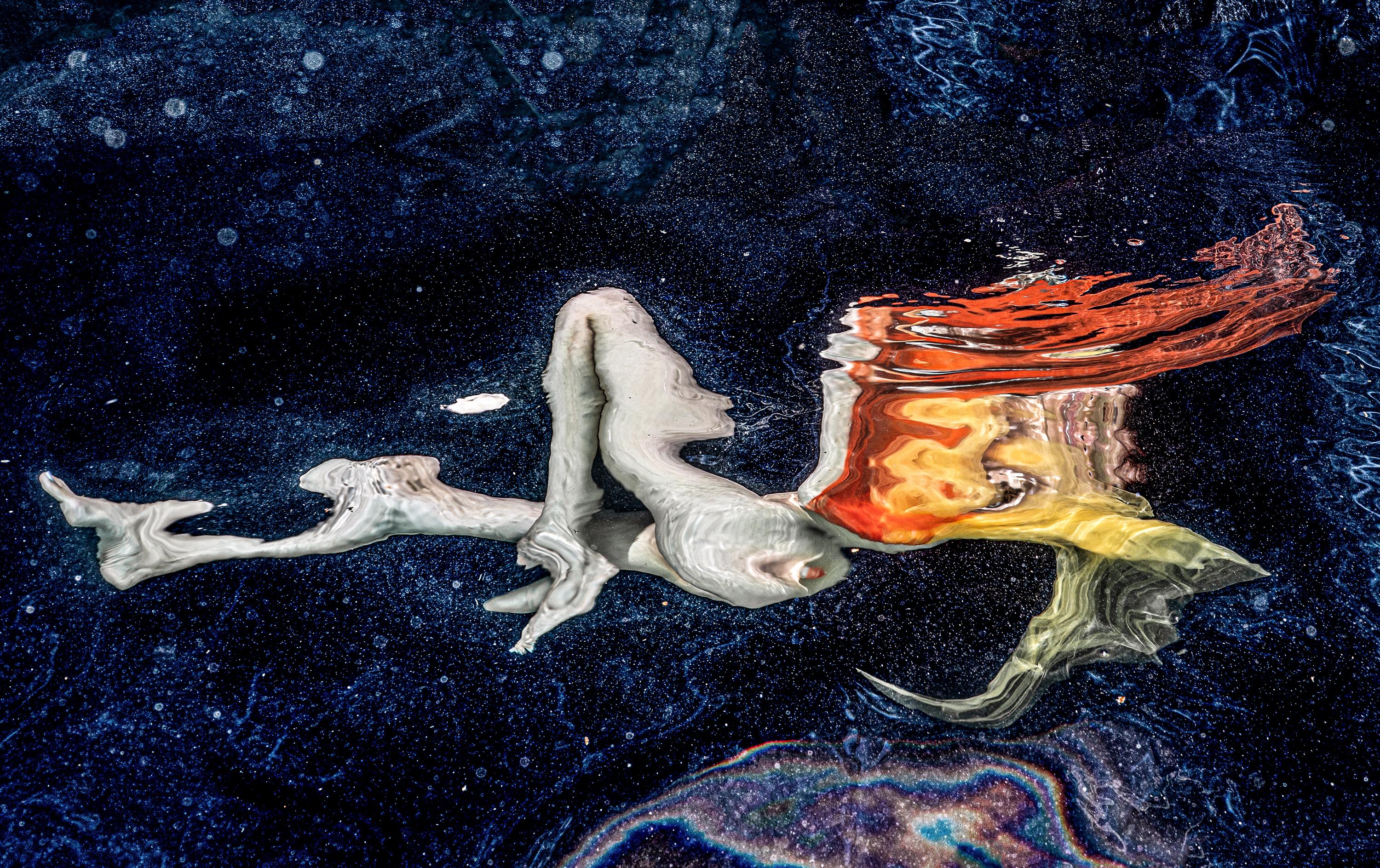 Astrologe – Fotografie einer Unterwasserspiegelung – Archivdruck 35x52“ – Photograph von Alex Sher