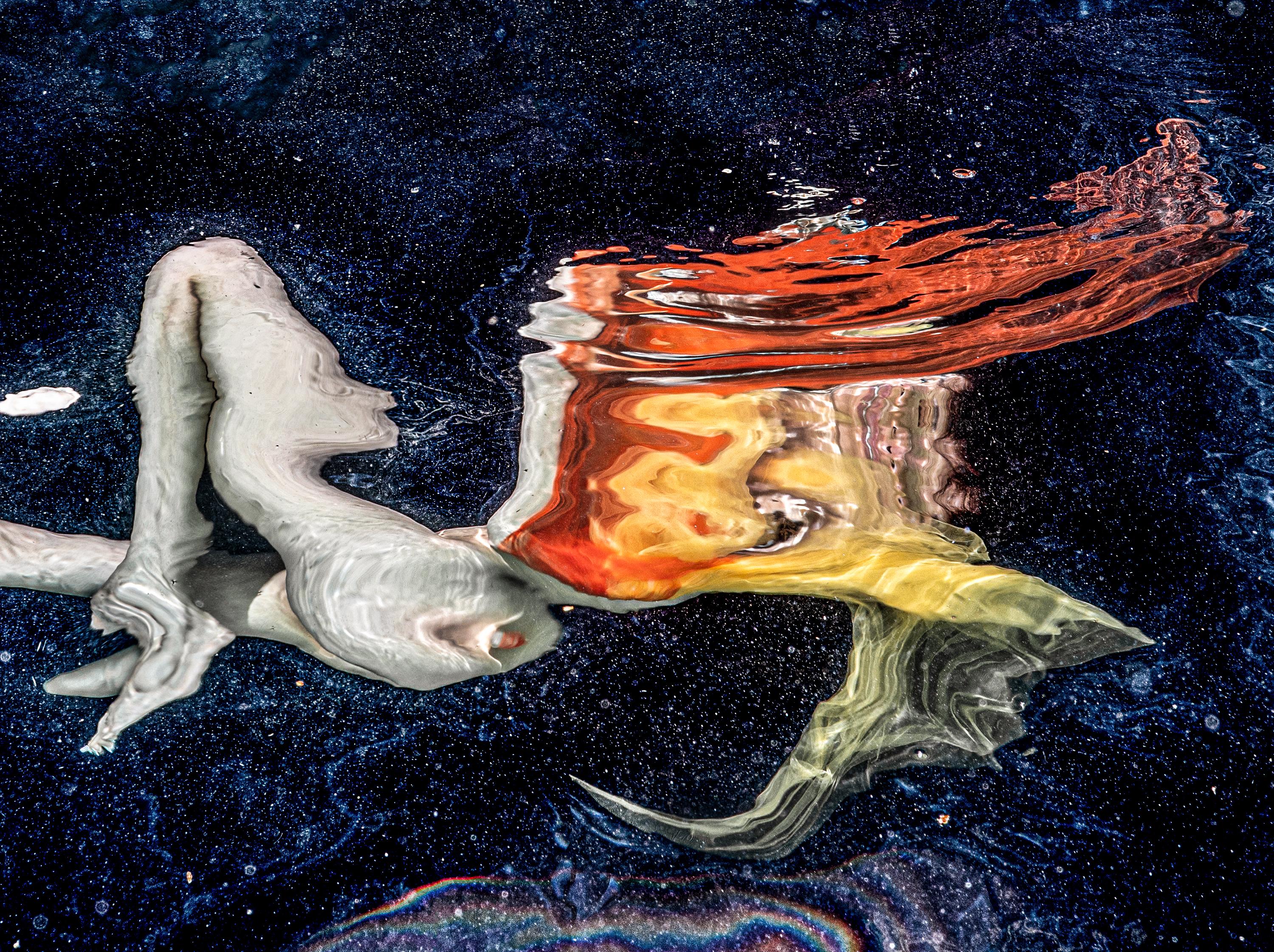Astrologe – Fotografie einer Unterwasserspiegelung – Archivdruck 35x52“ (Abstrakt), Photograph, von Alex Sher