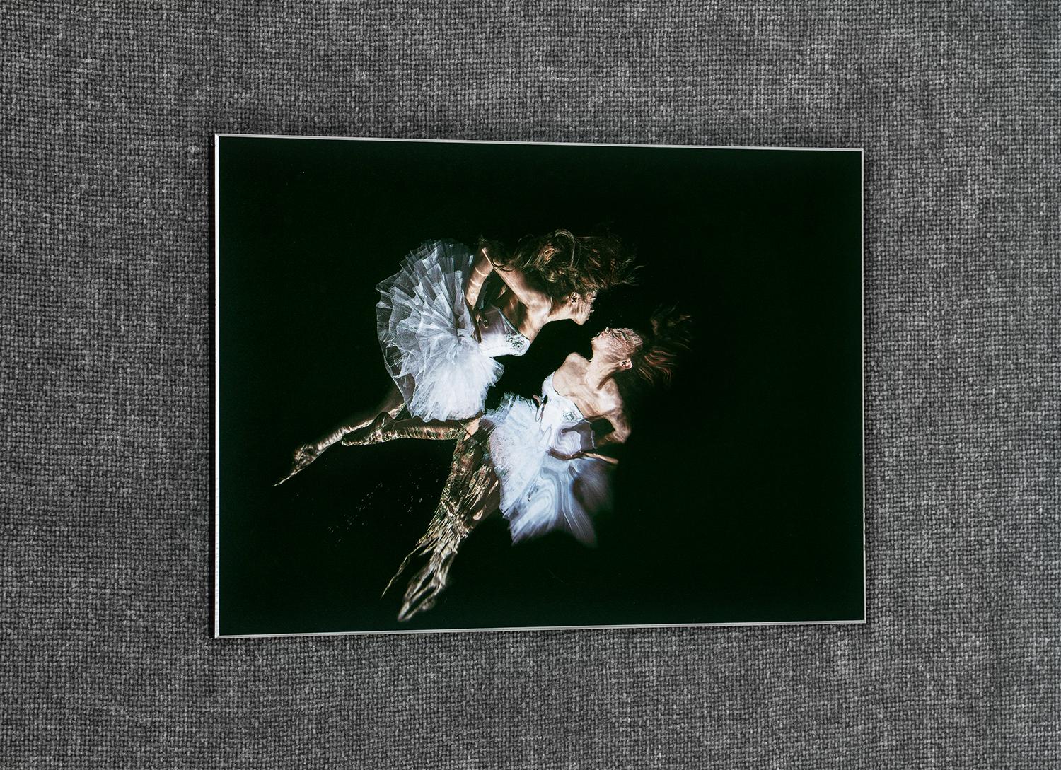 Bent Mirror - Unterwasser-Aktfoto - Druck auf Aluminium 8 x 12