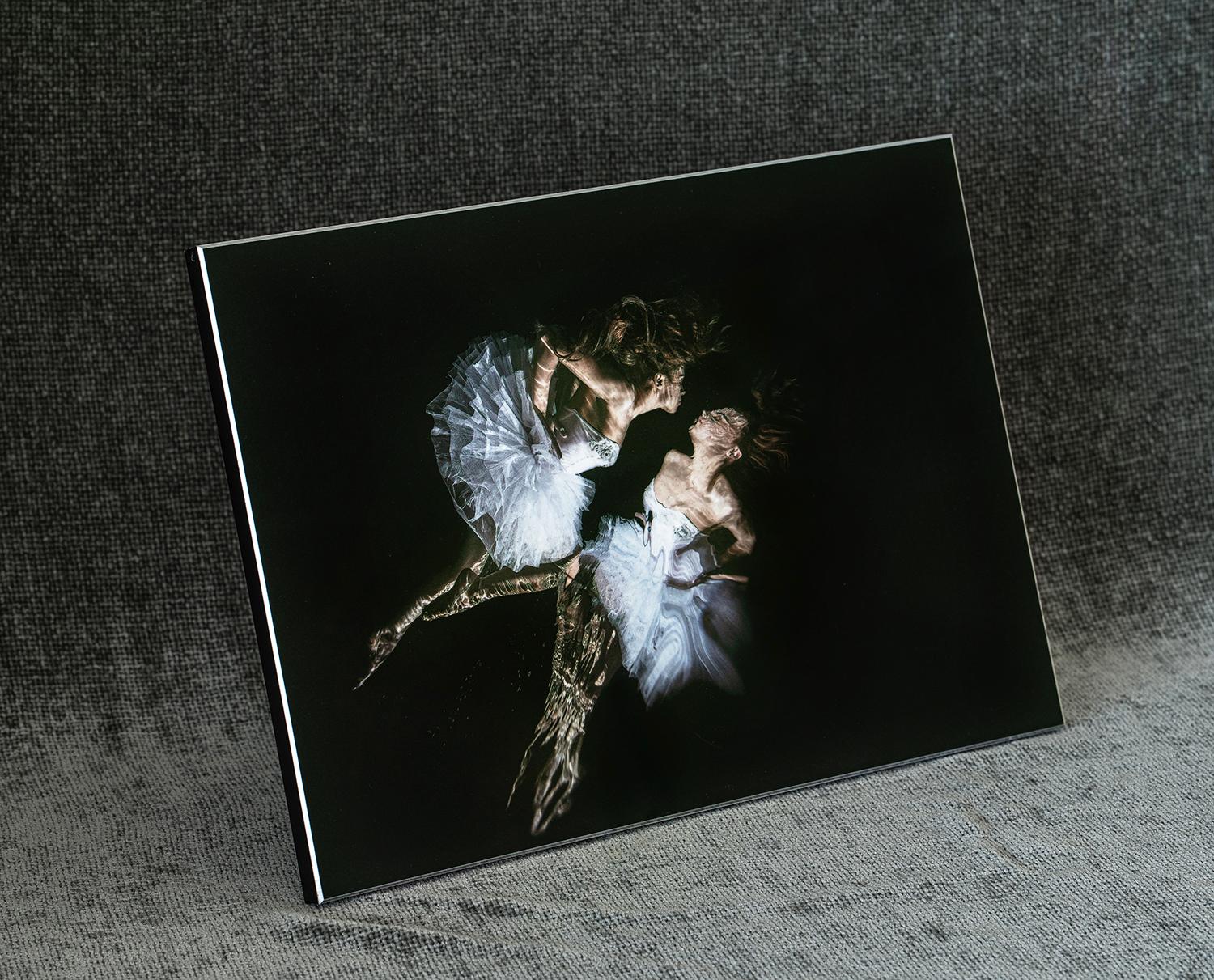 Unterwasser-Schwarz-Weiß-Fotografie einer jungen Tänzerin mit freiem Oberkörper im Schwimmbad.

Originaldruck auf Aluminiumplatte mit fester schwarzer Rückwand. Das Kunstwerk braucht keine zusätzliche Rahmung: Es kann an die Wand gehängt werden oder